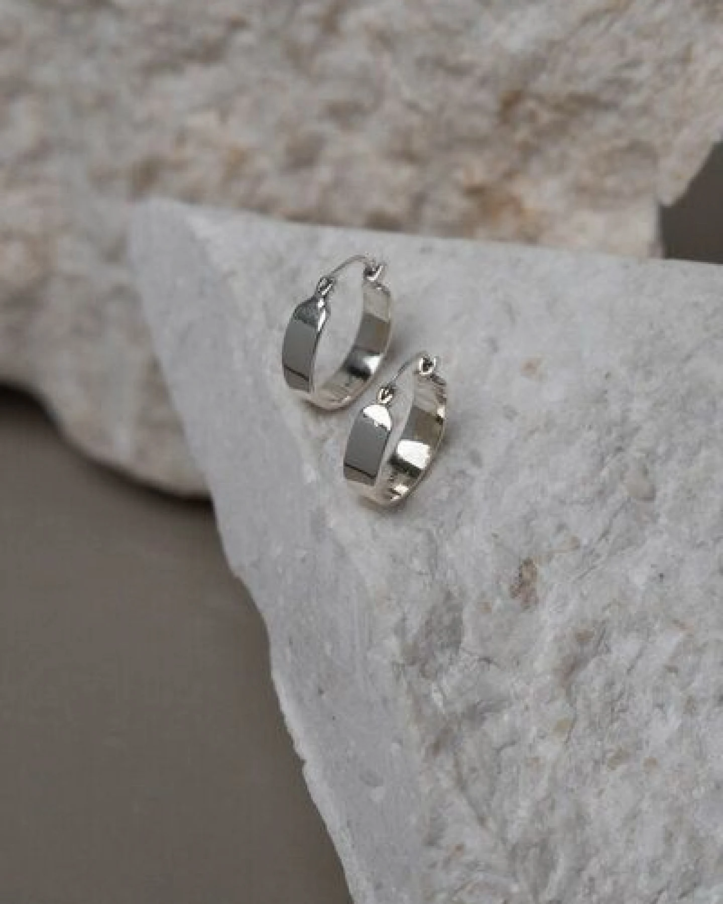 Jyoti - Fair Works Creolen Chauda Messing/ Silber – Ansicht 3