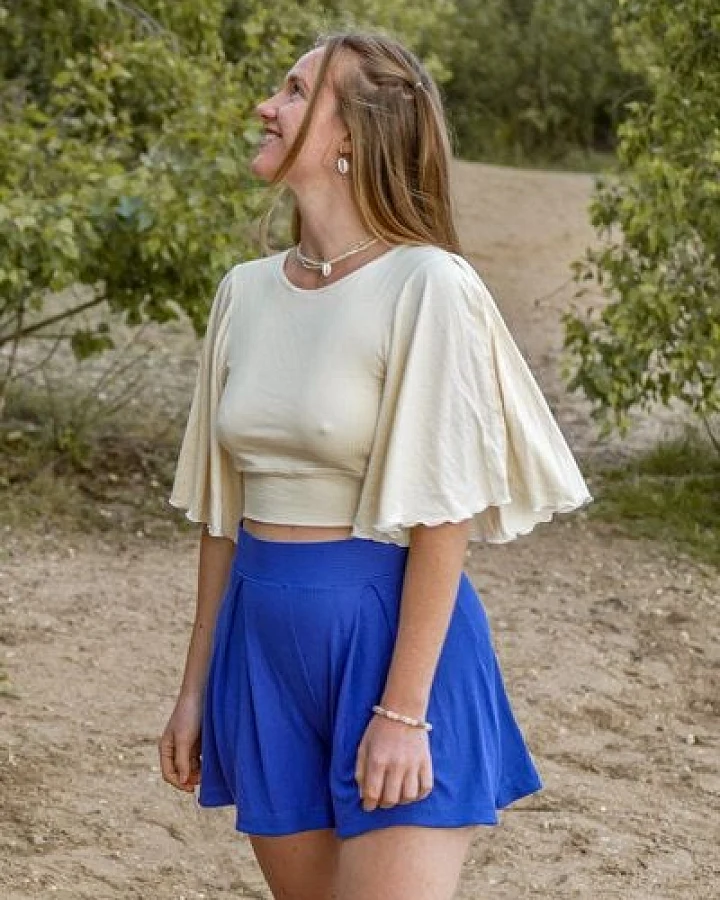 Vivien Joy Crop Top mit Rückenausschnitt und weiten Ärmeln - Farrah Flower Top