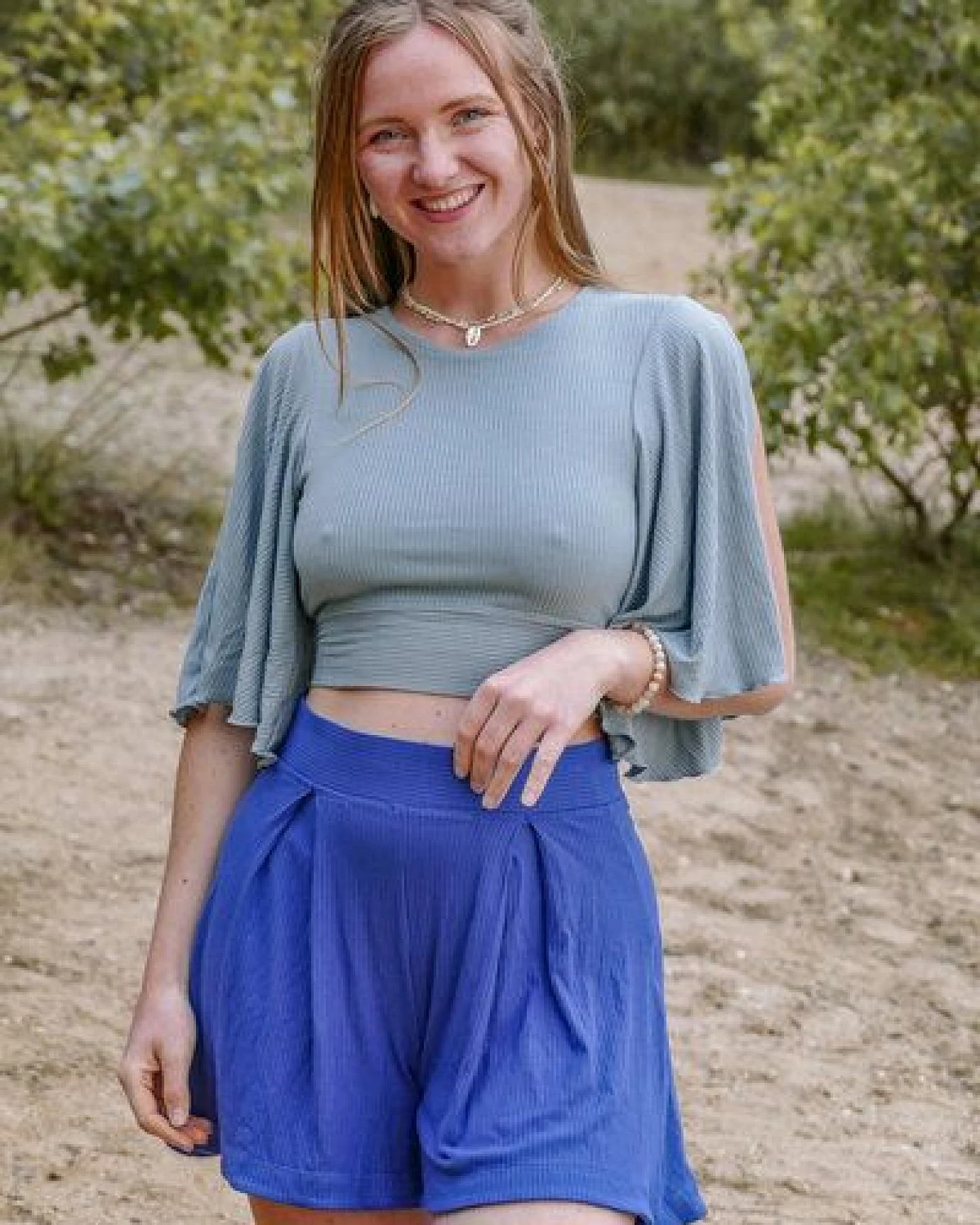Vivien Joy Crop Top mit Rückenausschnitt und weiten Ärmeln - Farrah Flower Top – Ansicht 2