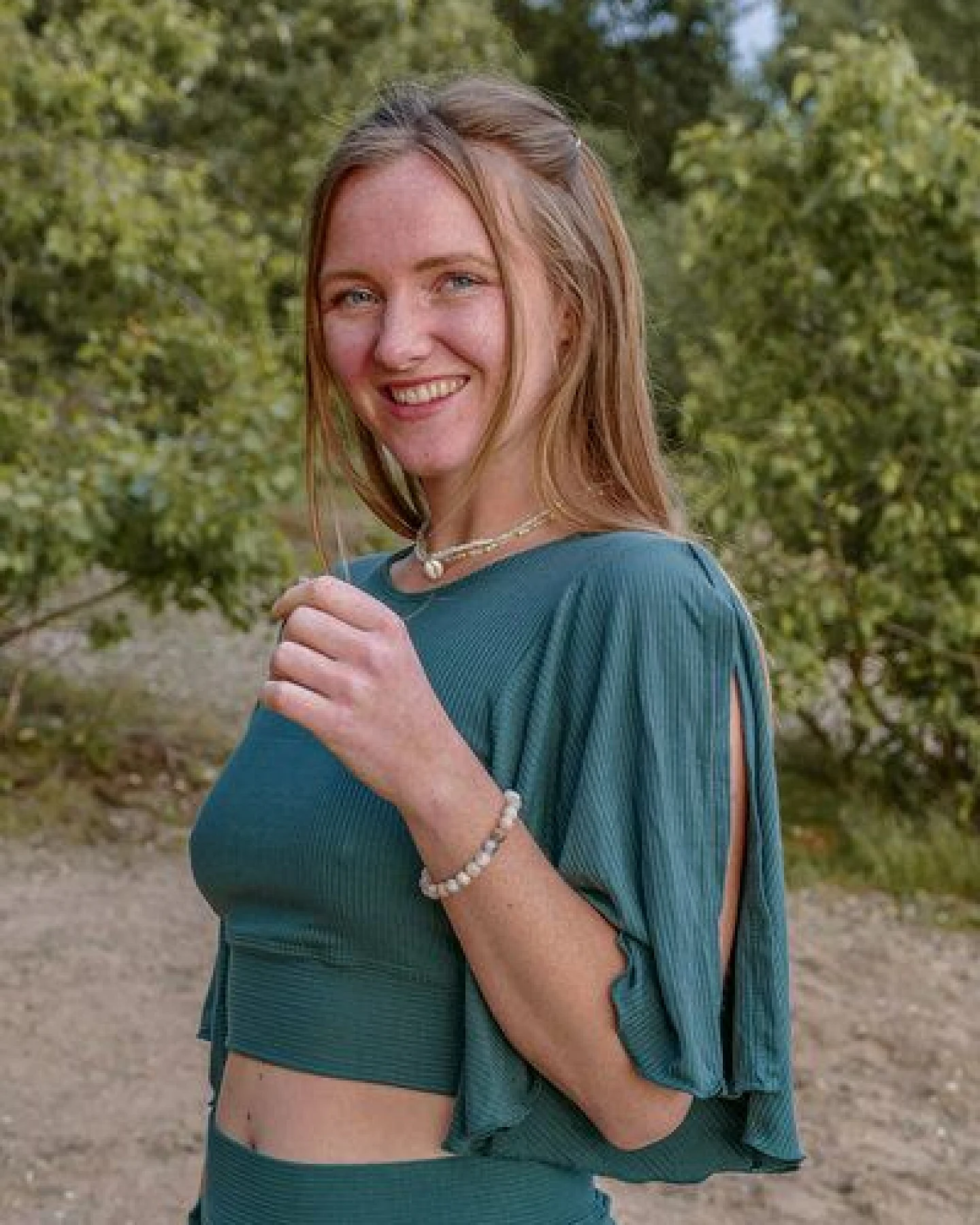 Vivien Joy Crop Top mit Rückenausschnitt und weiten Ärmeln - Farrah Flower Top – Ansicht 2