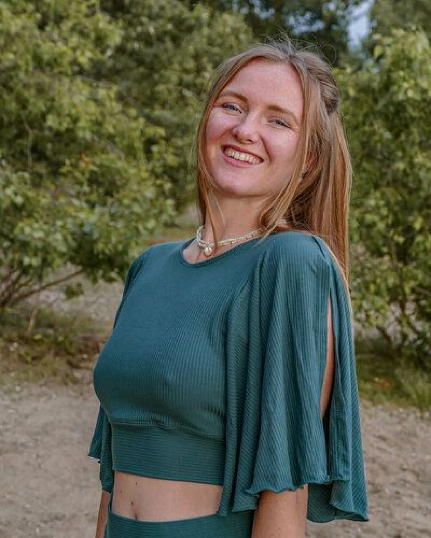 Vivien Joy Crop Top mit Rückenausschnitt und weiten Ärmeln - Farrah Flower Top – Ansicht 2