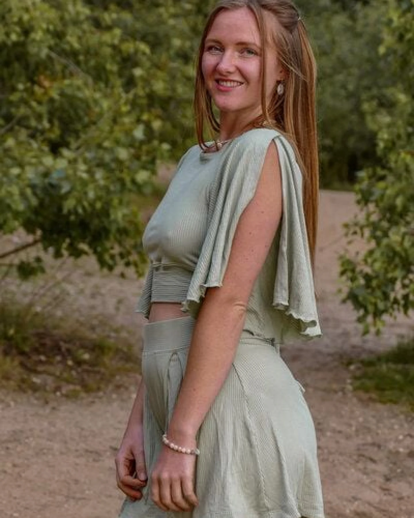 Vivien Joy Crop Top mit Rückenausschnitt und weiten Ärmeln - Farrah Flower Top – Ansicht 2