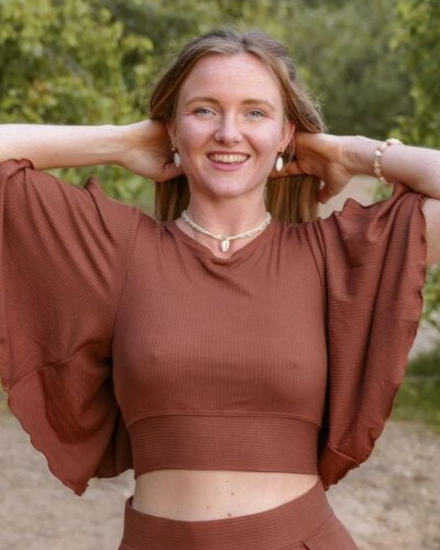 Vivien Joy Crop Top mit Rückenausschnitt und weiten Ärmeln - Farrah Flower Top – Ansicht 2