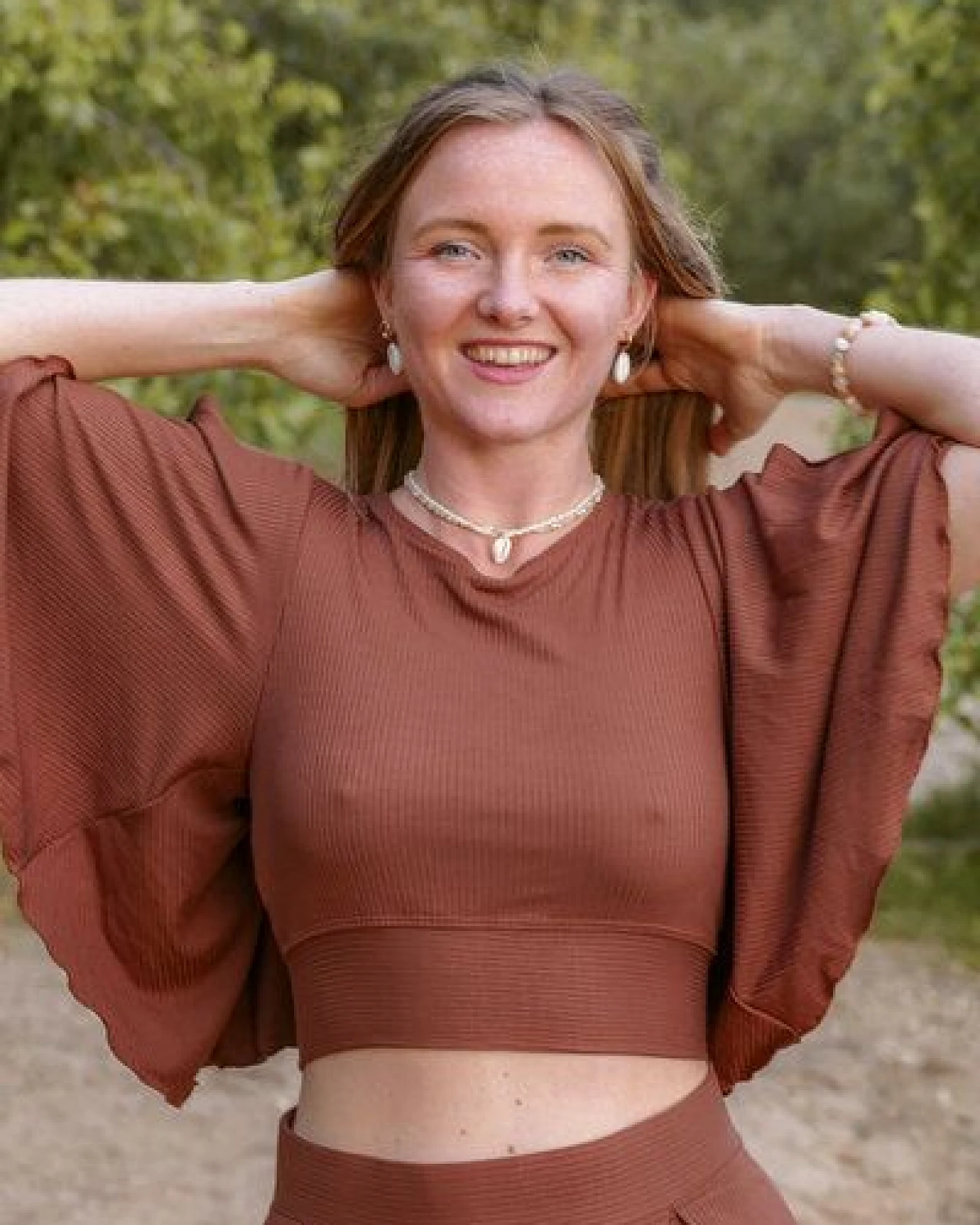 Vivien Joy Crop Top mit Rückenausschnitt und weiten Ärmeln - Farrah Flower Top – Ansicht 2