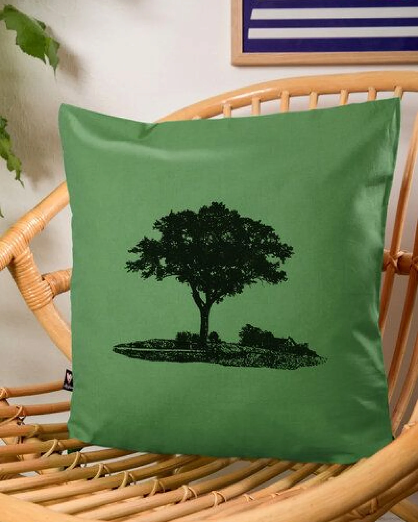 Hirschkind Bio-Kissenbezug 'Baum im Oderbruch' grün mit schwarzem Druck 40*40 cm – Ansicht 2