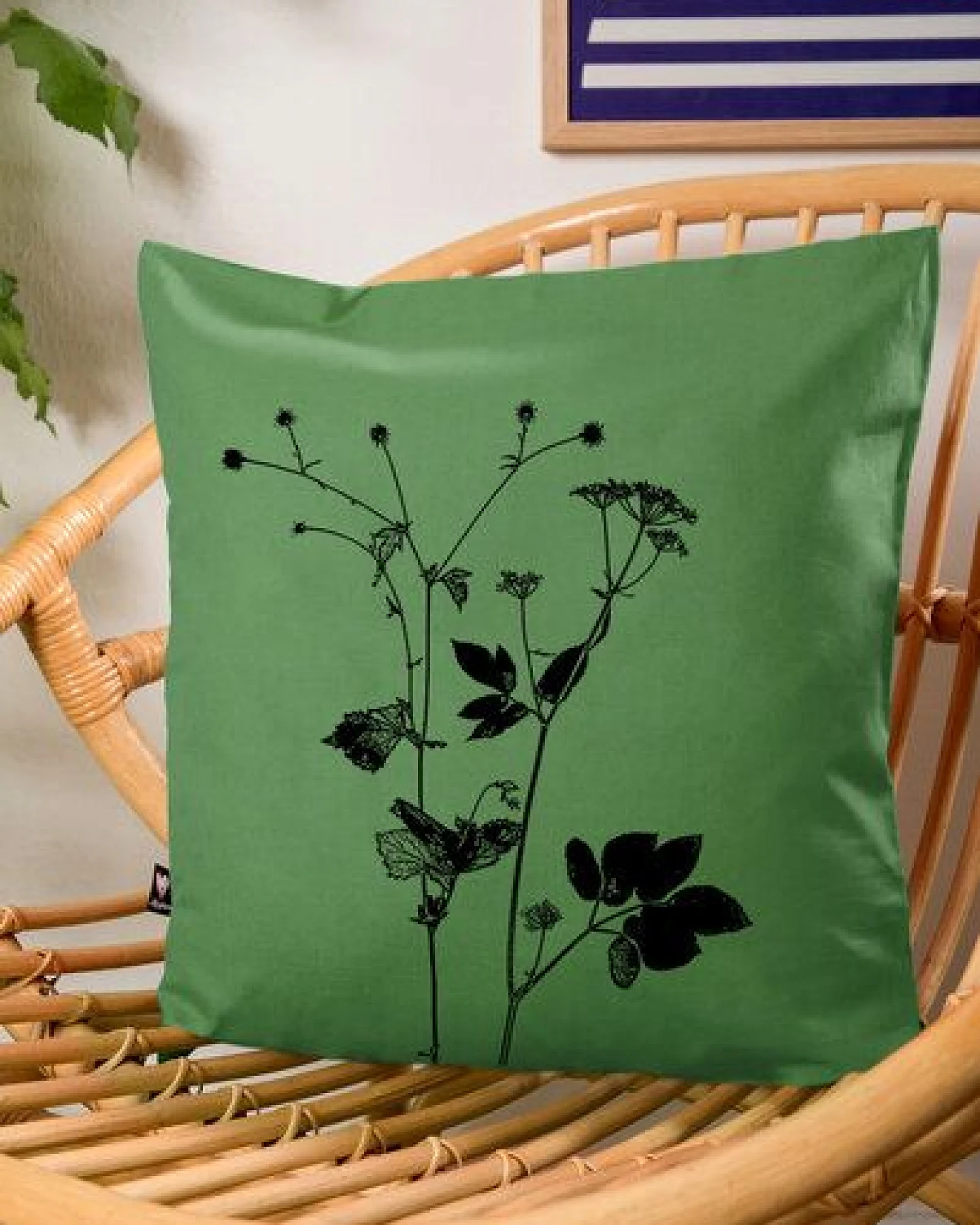 Hirschkind Bio-Kissenbezug 'Lovely Unkraut' grün mit schwarzem Druck 40*40 cm – Ansicht 2