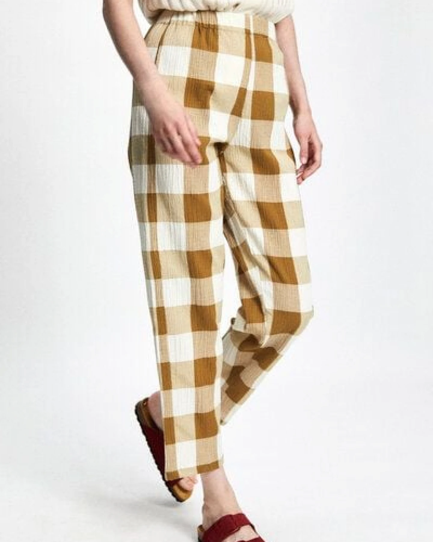 Rita Row Sommerhose CHIMBORA aus Biobauwolle und rec. Polyester - Brown Check – Ansicht 4
