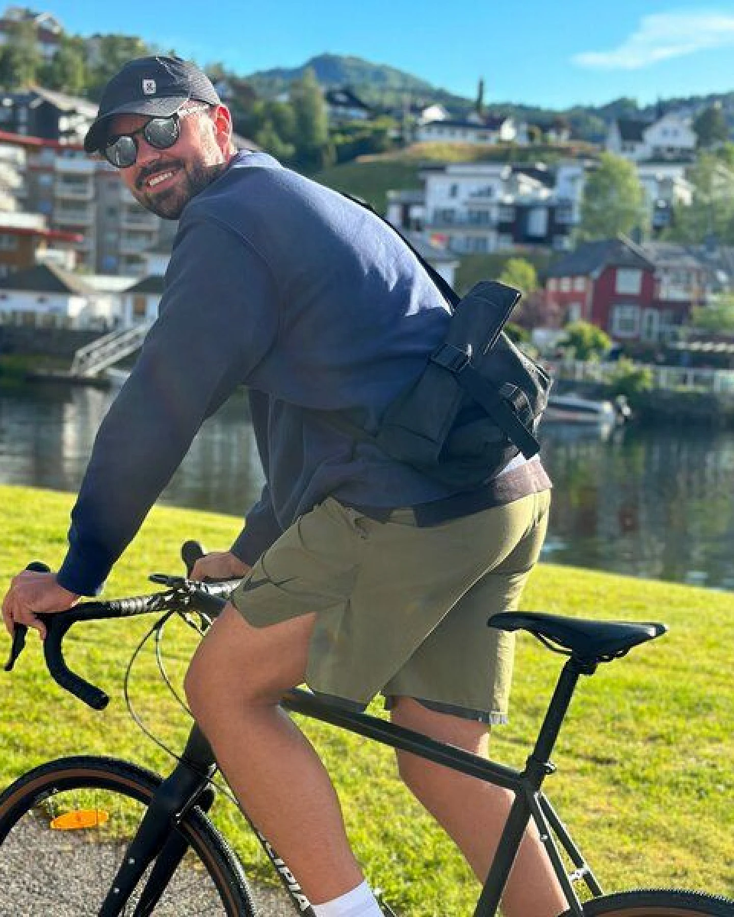 FUCHS & REBELL LUCA Crossbody BikeBag – Fester Halt beim Fahren durch 3-Punkt-Gurt – Ansicht 2