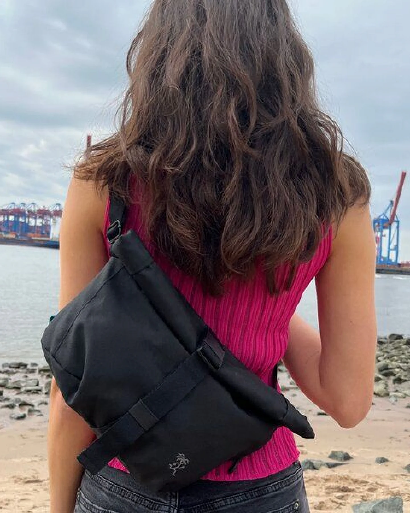 FUCHS & REBELL LUCA Crossbody BikeBag – Fester Halt beim Fahren durch 3-Punkt-Gurt – Ansicht 3