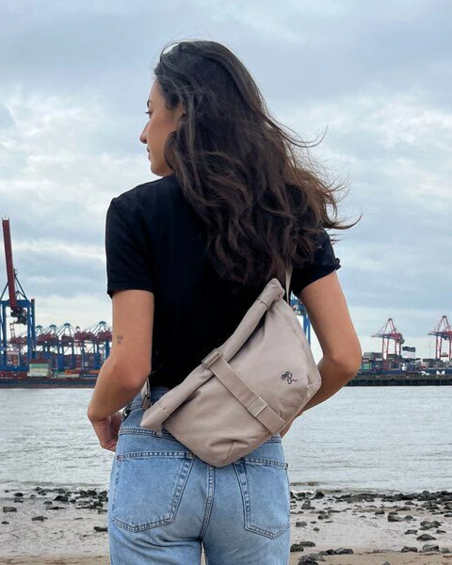 FUCHS & REBELL LUCA Crossbody BikeBag – Fester Halt beim Fahren durch 3-Punkt-Gurt – Ansicht 2