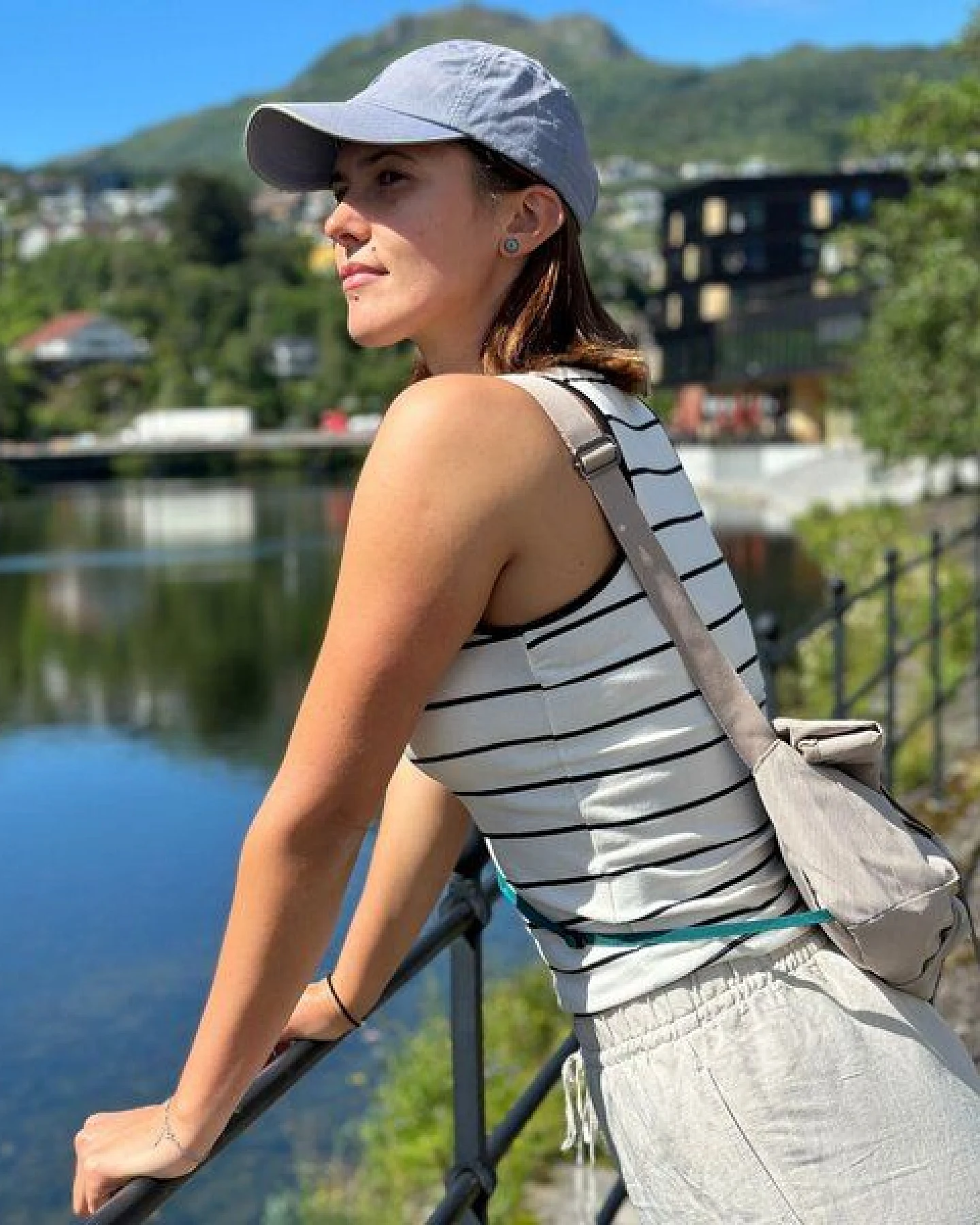 FUCHS & REBELL LUCA Crossbody BikeBag – Fester Halt beim Fahren durch 3-Punkt-Gurt – Ansicht 3
