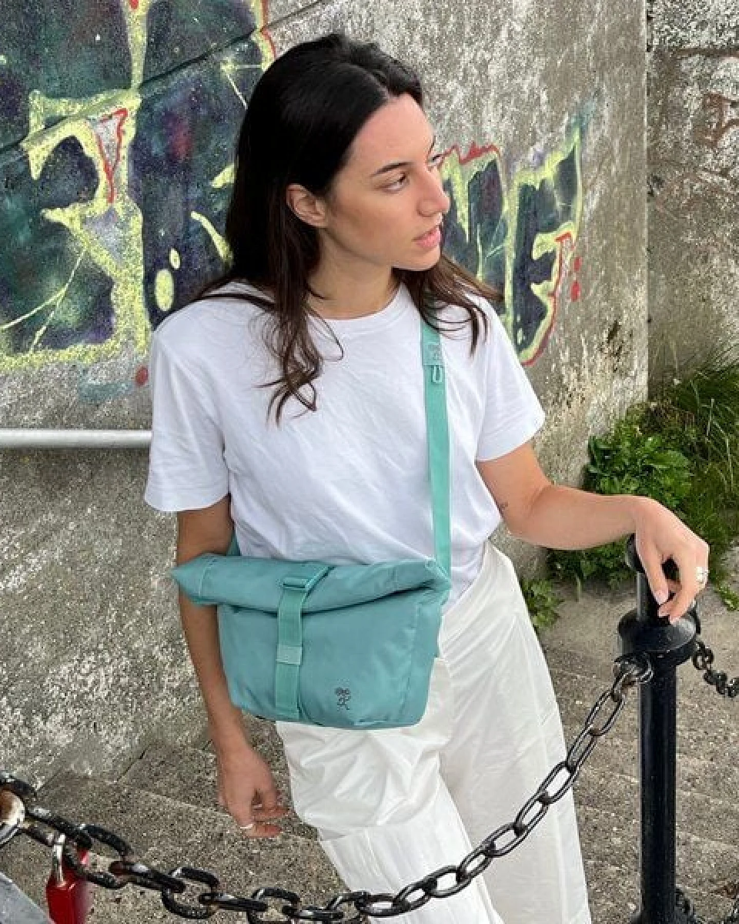 FUCHS & REBELL LUCA Crossbody BikeBag – Fester Halt beim Fahren durch 3-Punkt-Gurt – Ansicht 3