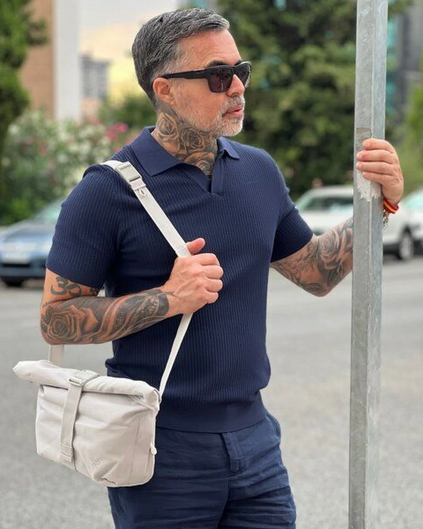 FUCHS & REBELL LUCA Crossbody BikeBag – Fester Halt beim Fahren durch 3-Punkt-Gurt – Ansicht 3