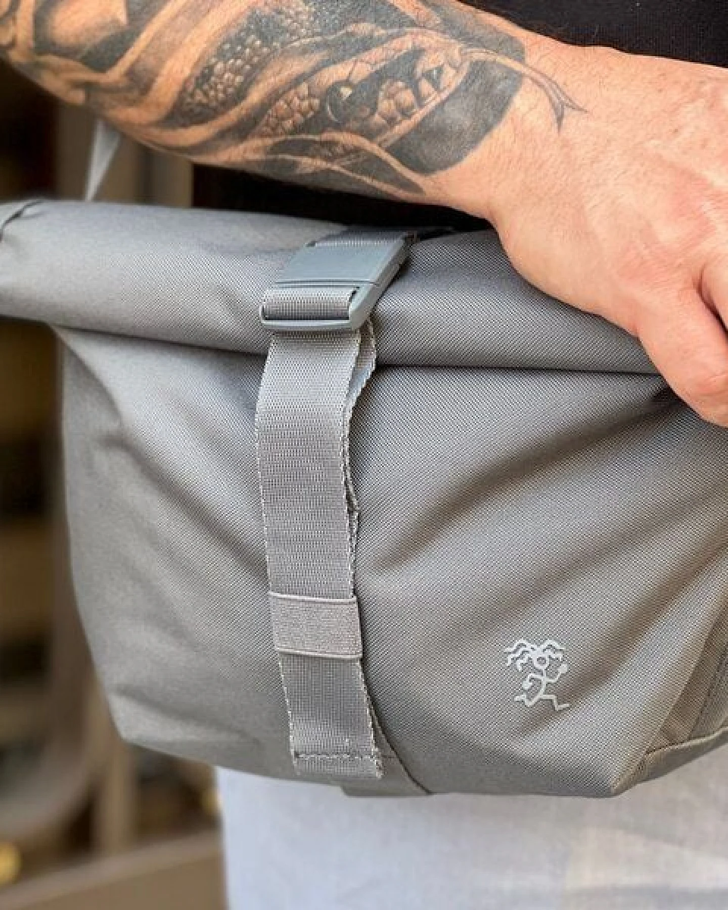 FUCHS & REBELL LUCA Crossbody BikeBag – Fester Halt beim Fahren durch 3-Punkt-Gurt – Ansicht 3