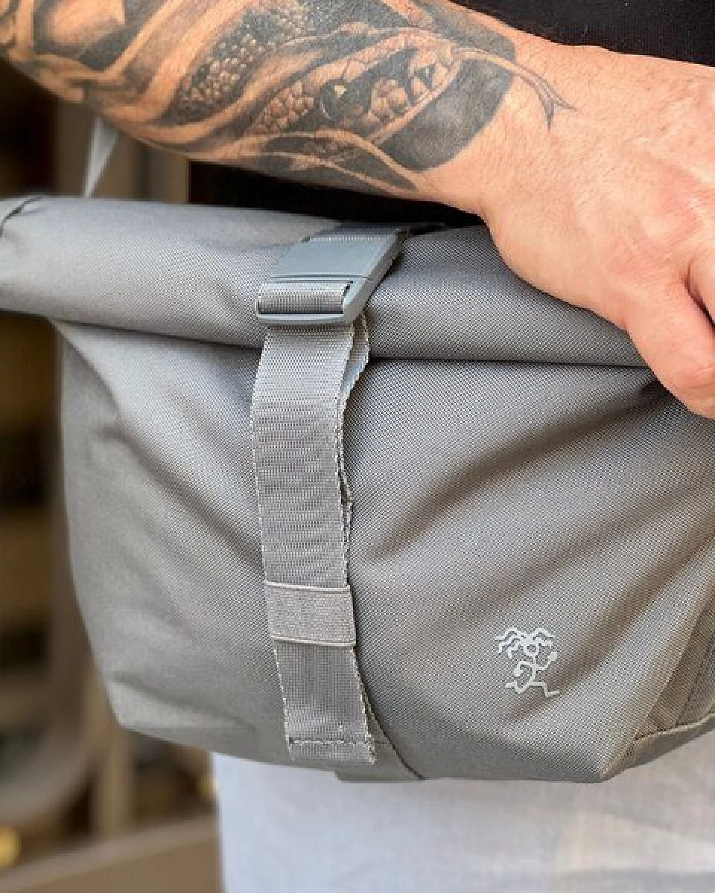 FUCHS & REBELL LUCA Crossbody BikeBag – Fester Halt beim Fahren durch 3-Punkt-Gurt – Ansicht 3