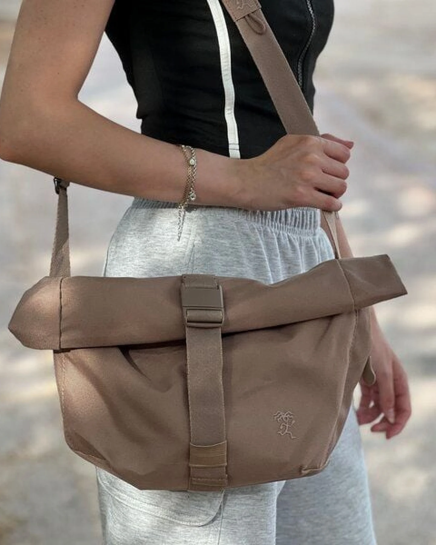 FUCHS & REBELL LUCA Crossbody BikeBag – Fester Halt beim Fahren durch 3-Punkt-Gurt – Ansicht 2