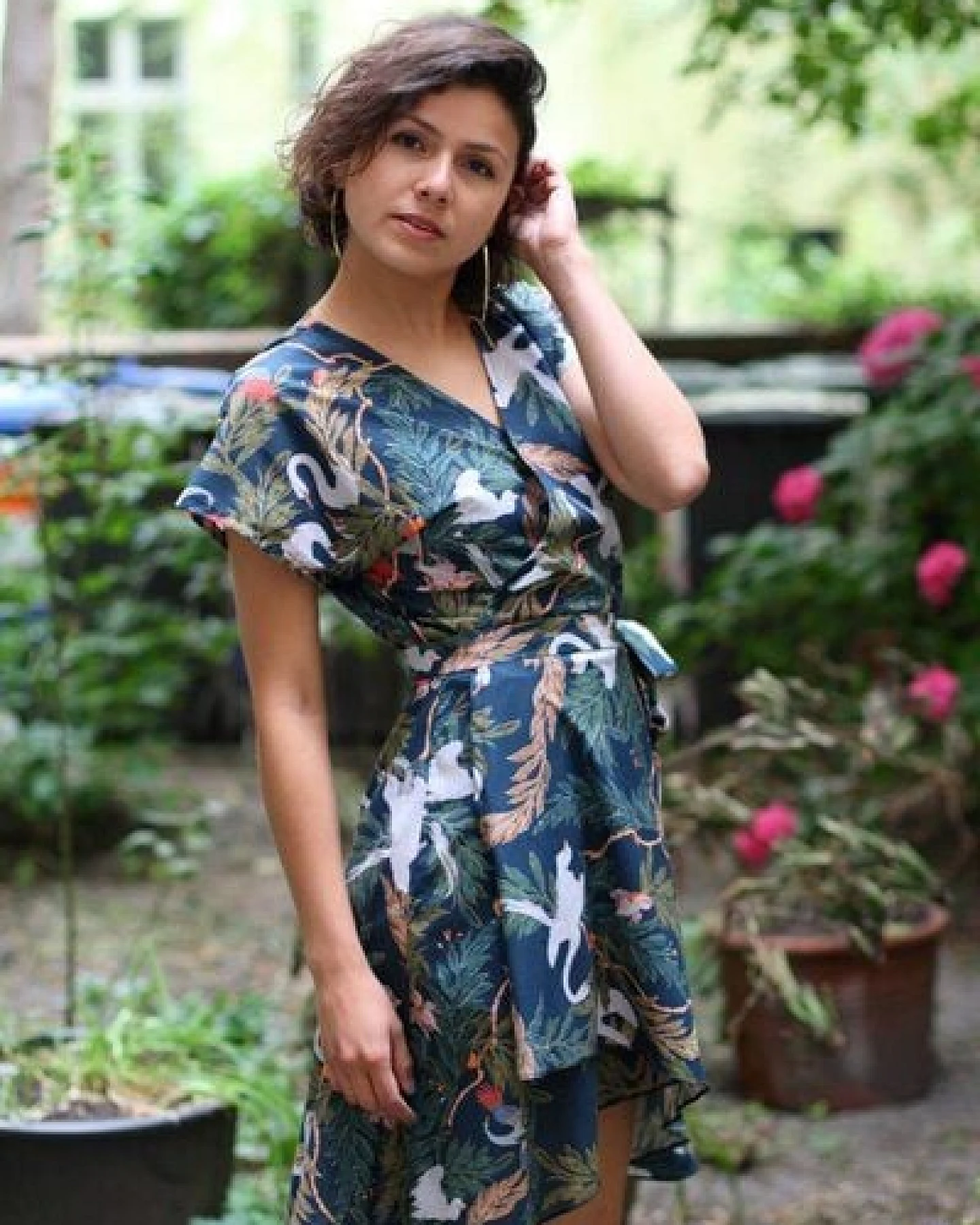 ManduTrap Wickelkleid Feline aus Bio-Baumwolle (kbA) mit Schwanenmuster - Nachhaltiges Sommerkleid – Ansicht 3