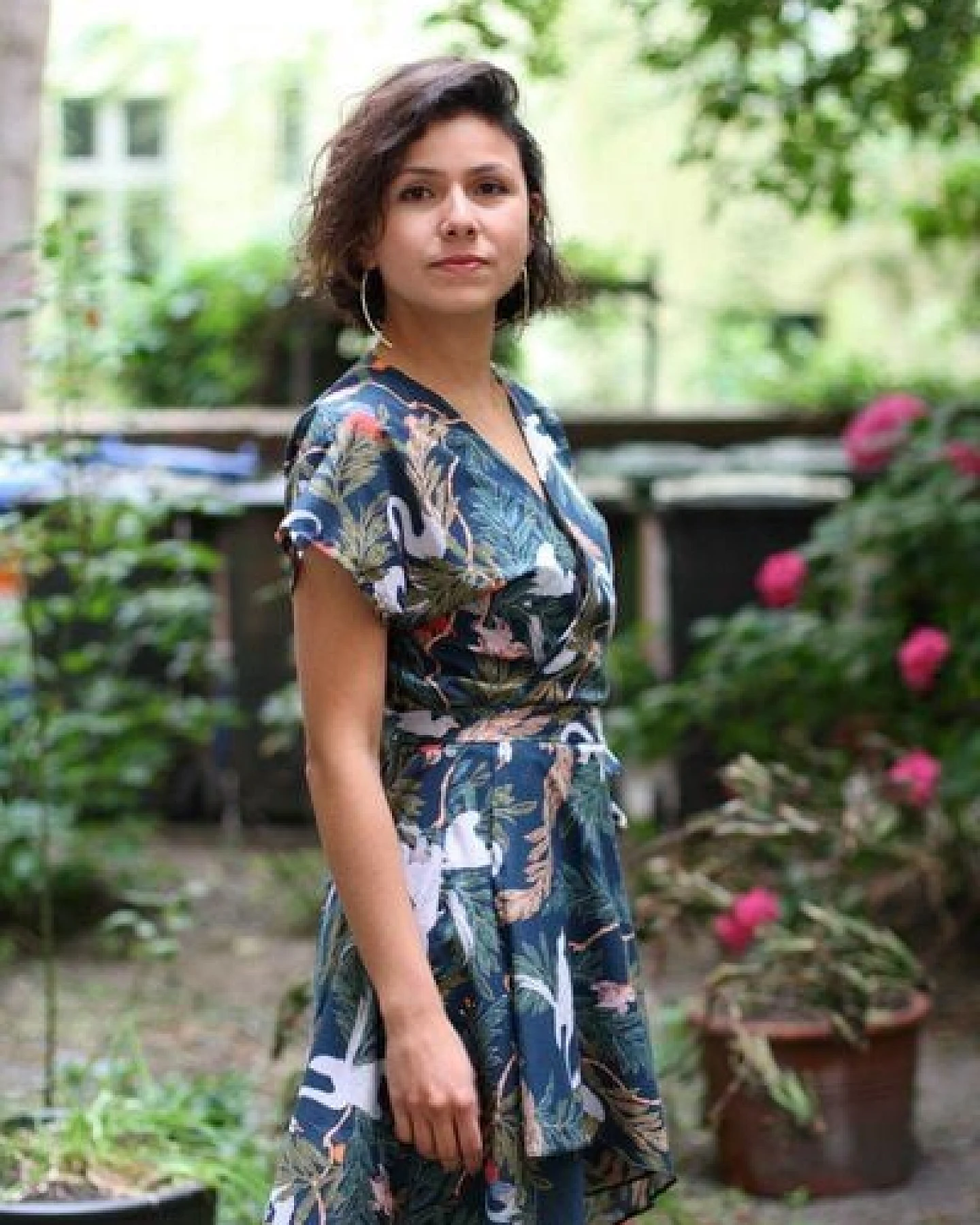 ManduTrap Wickelkleid Feline aus Bio-Baumwolle (kbA) mit Schwanenmuster - Nachhaltiges Sommerkleid – Ansicht 4