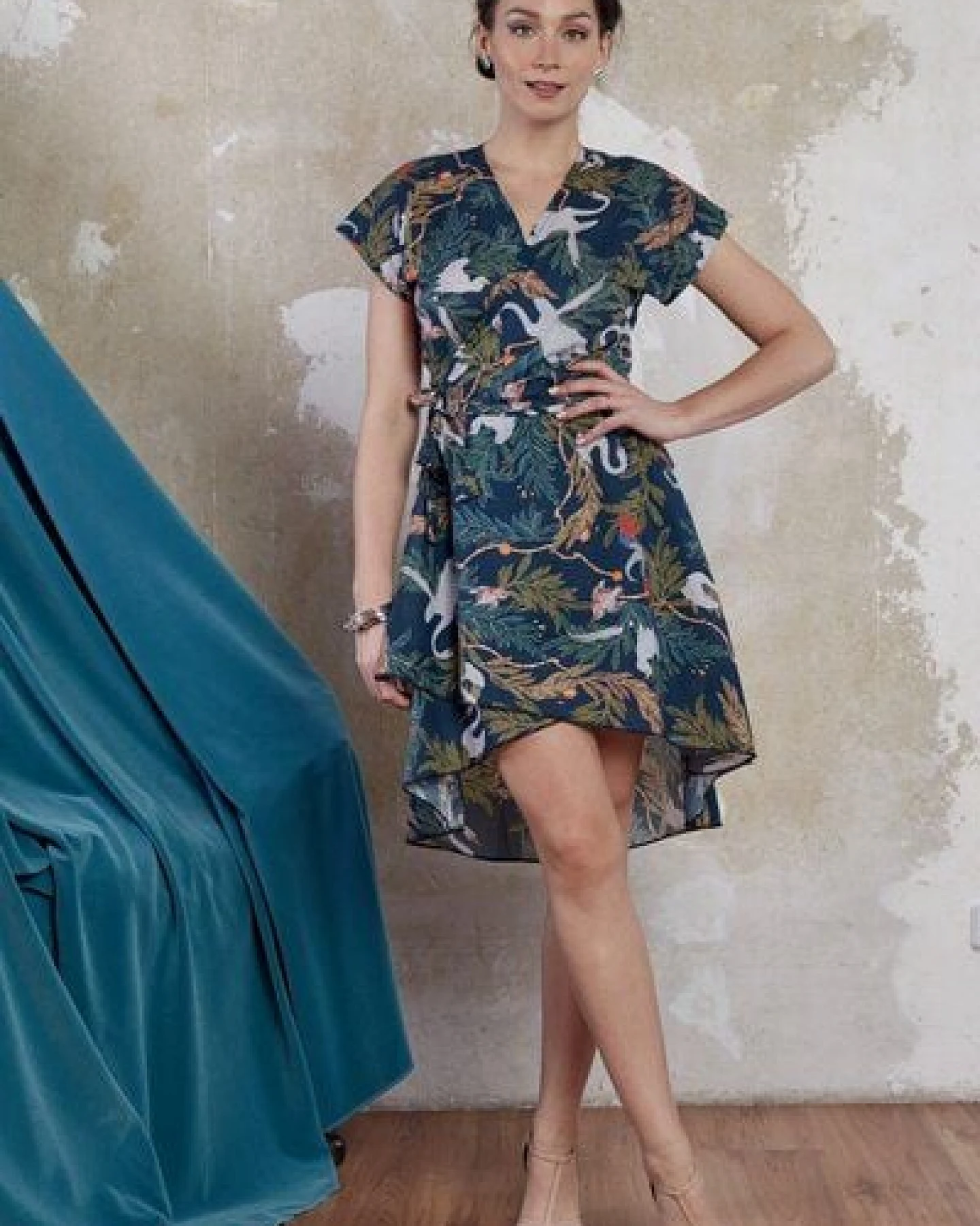 ManduTrap Wickelkleid Feline aus Bio-Baumwolle (kbA) mit Schwanenmuster - Nachhaltiges Sommerkleid – Ansicht 2