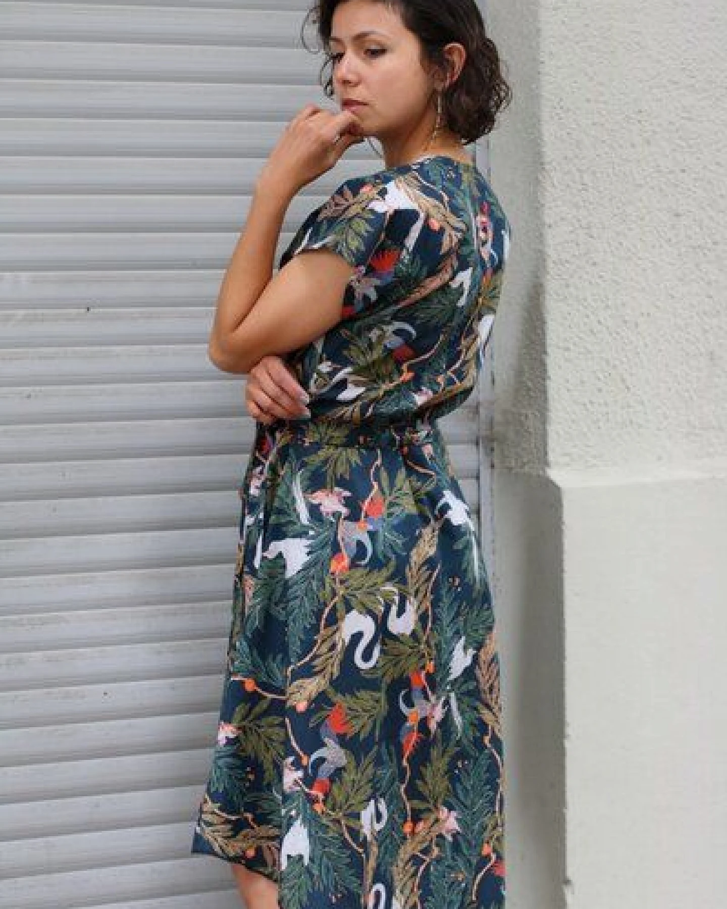 ManduTrap Wickelkleid Feline aus Bio-Baumwolle (kbA) mit Schwanenmuster - Nachhaltiges Sommerkleid – Ansicht 4