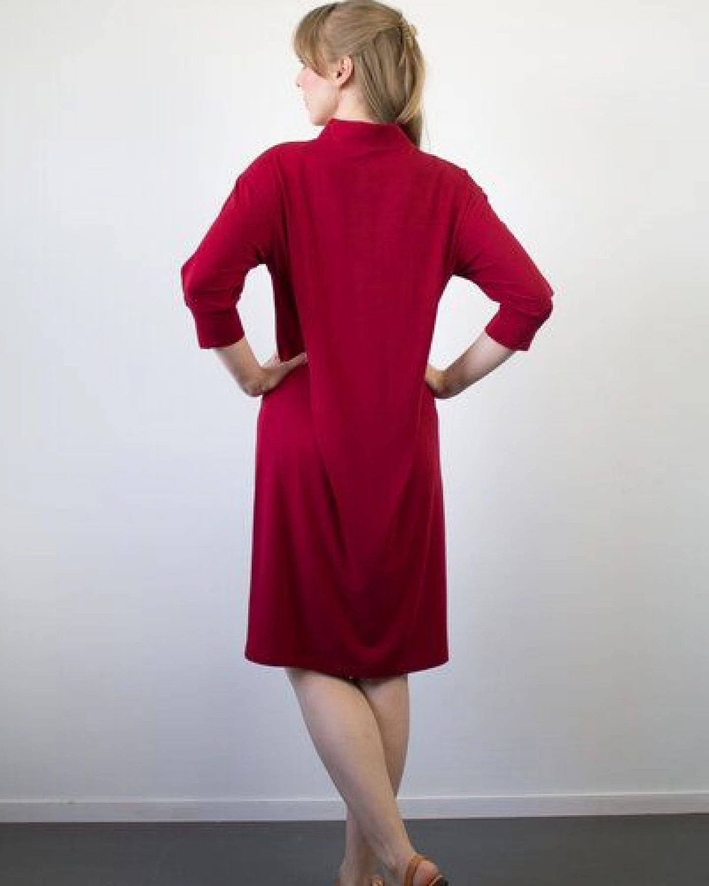 Skrabak Kleid Leni aus Modal Micro Jersey in dunkelrot – Ansicht 3