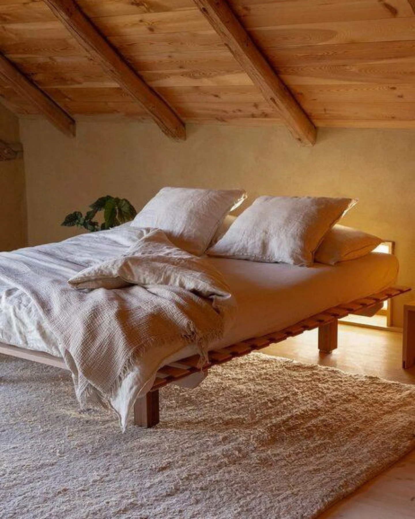 YAK holzraum Bett Buchenholz mit Nussbaum-Details NOOMY Massivholz – Ansicht 3