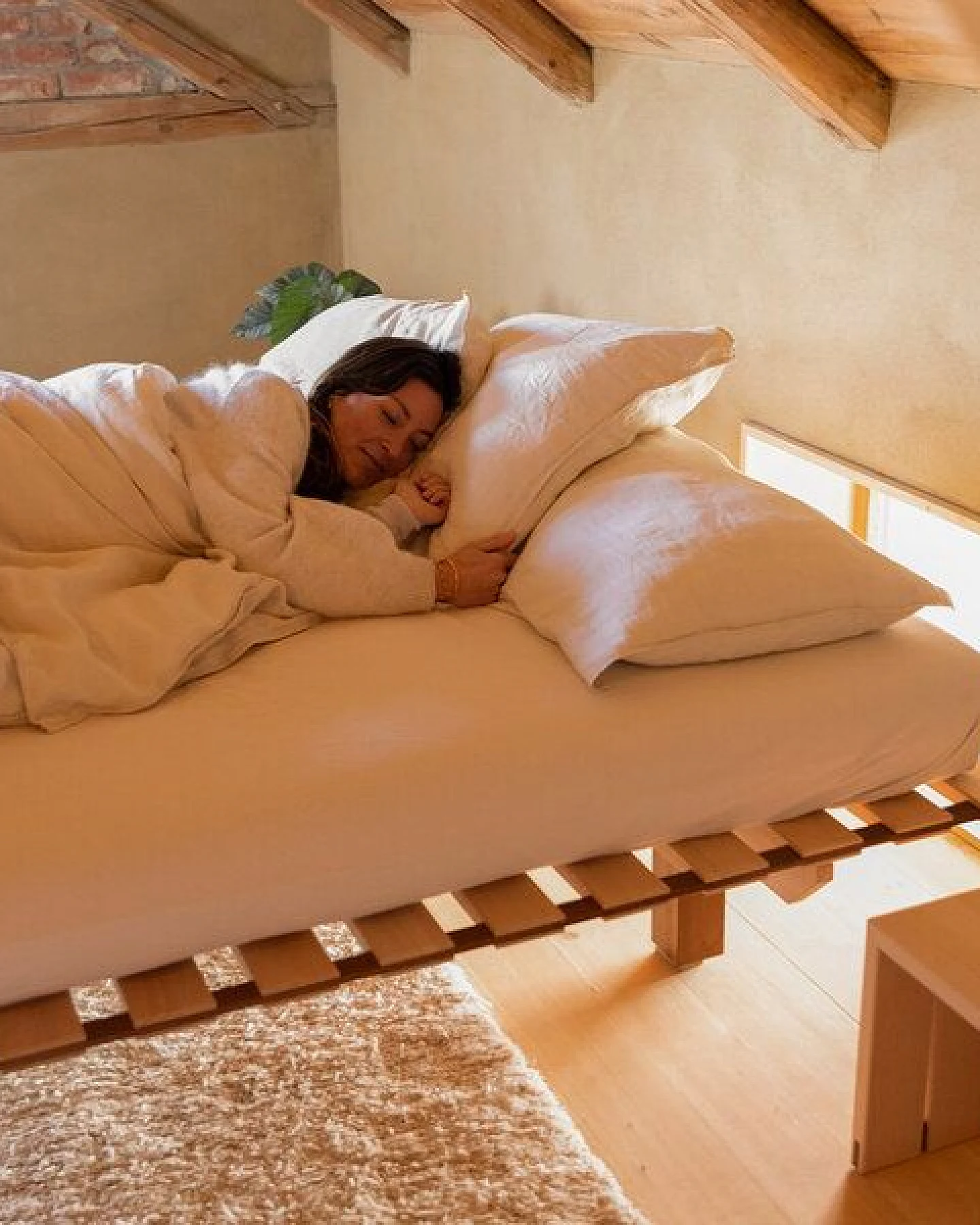 YAK holzraum Bett Buchenholz mit Nussbaum-Details NOOMY Massivholz – Ansicht 2