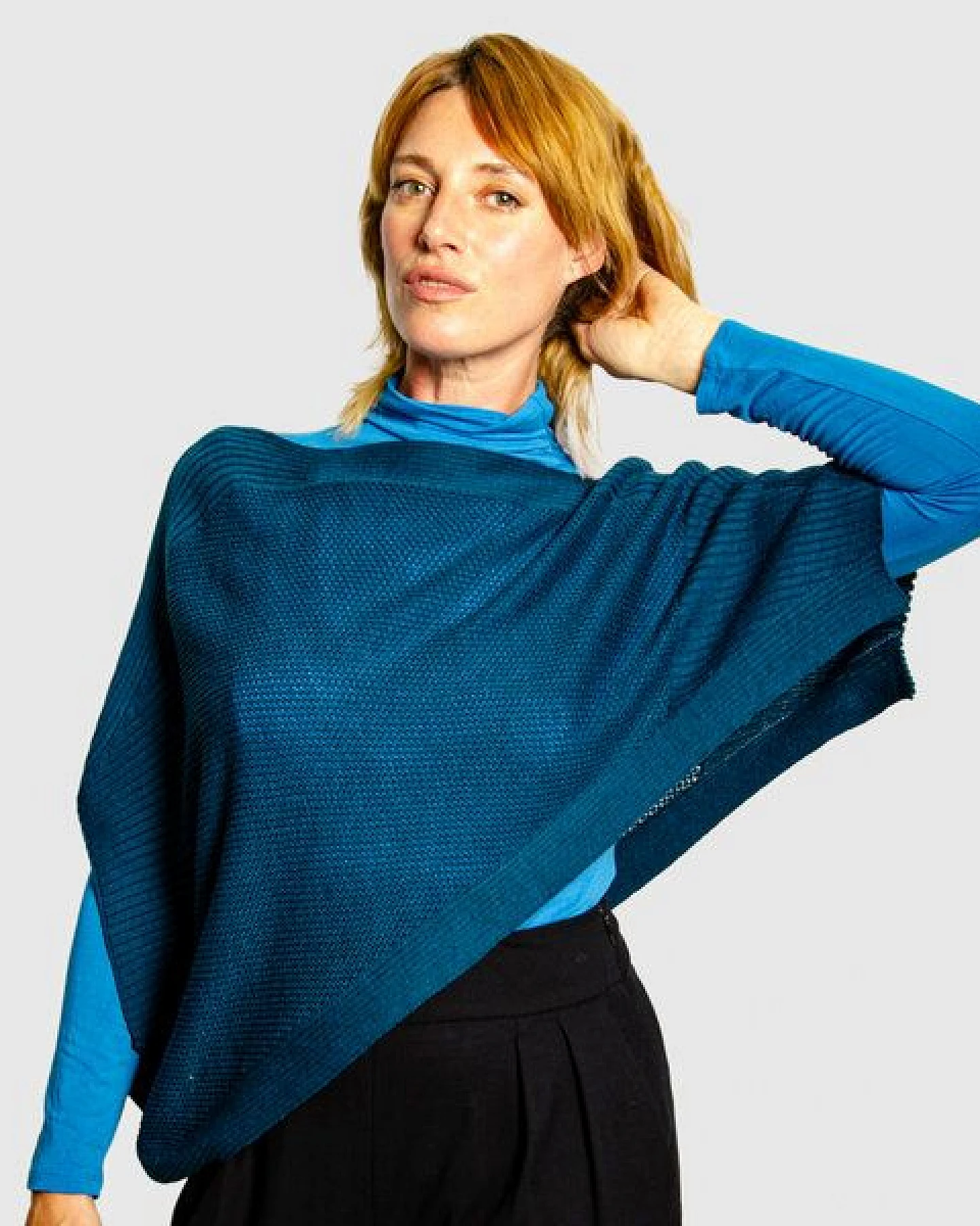 LANARTO slow fashion Poncho Cape aus mulesingfreier Merinowolle in edlen Farben – Ansicht 2