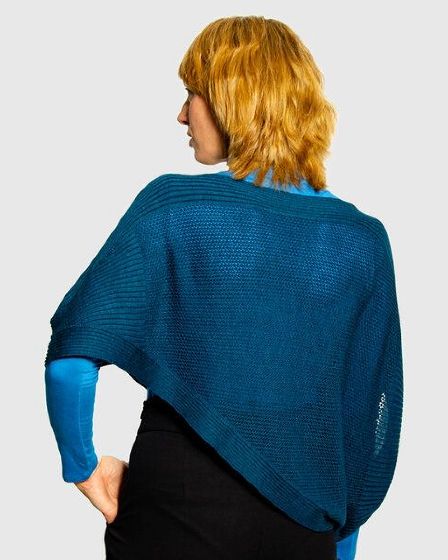 LANARTO slow fashion Poncho Cape aus mulesingfreier Merinowolle in edlen Farben – Ansicht 3