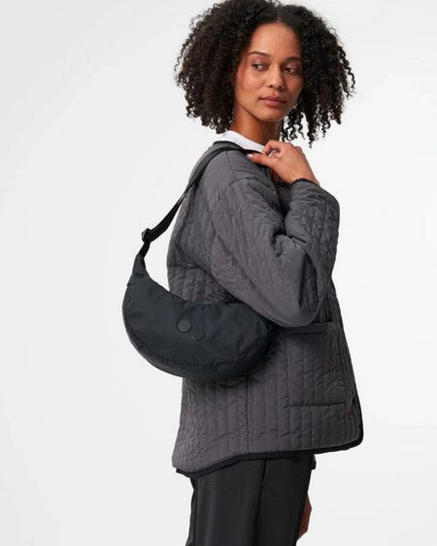 pinqponq Umhängetasche - Krumm Small - aus recyceltem Nylon – Ansicht 2