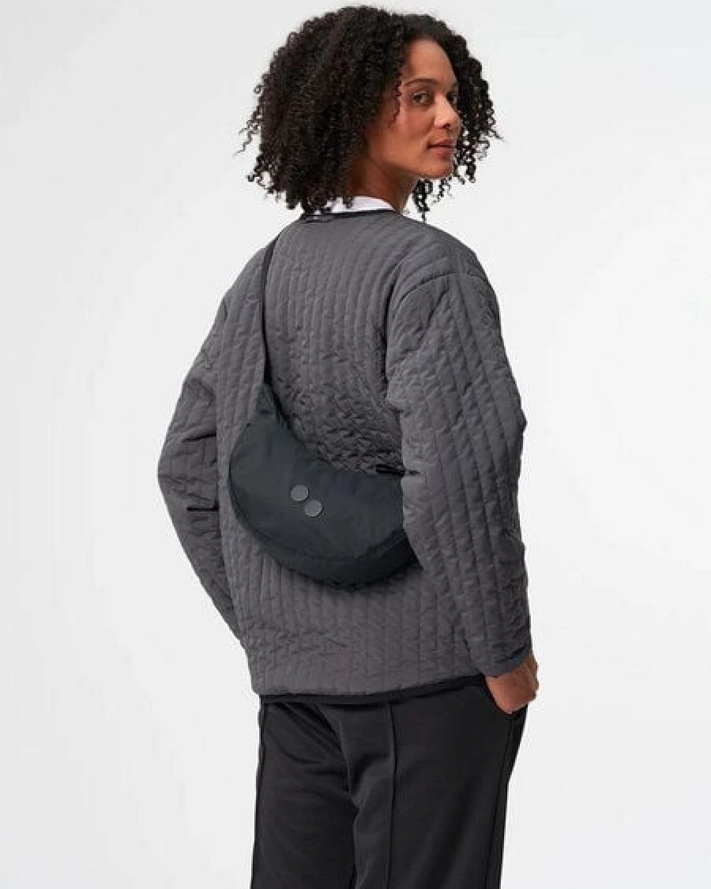 pinqponq Umhängetasche - Krumm Small - aus recyceltem Nylon – Ansicht 4