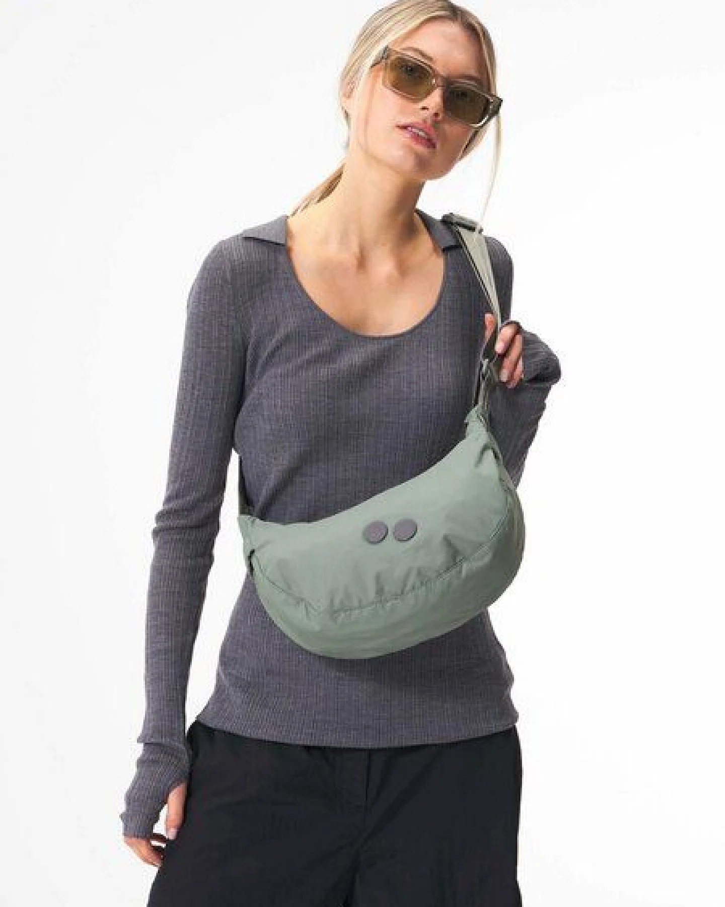 pinqponq Umhängetasche - Krumm Small - aus recyceltem Nylon – Ansicht 2