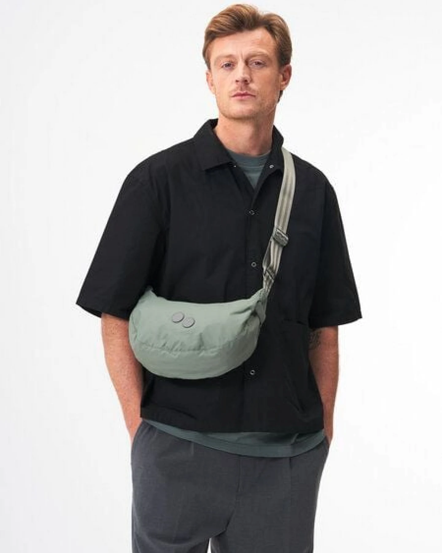 pinqponq Umhängetasche - Krumm Small - aus recyceltem Nylon – Ansicht 4