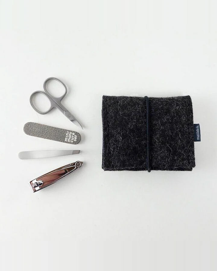 matilda k. manufaktur mini-maniküre-set 'jacob' (mit Nagelknipser) aus Wollfilz mit Rundgummi-Verschluß in vielen Farben