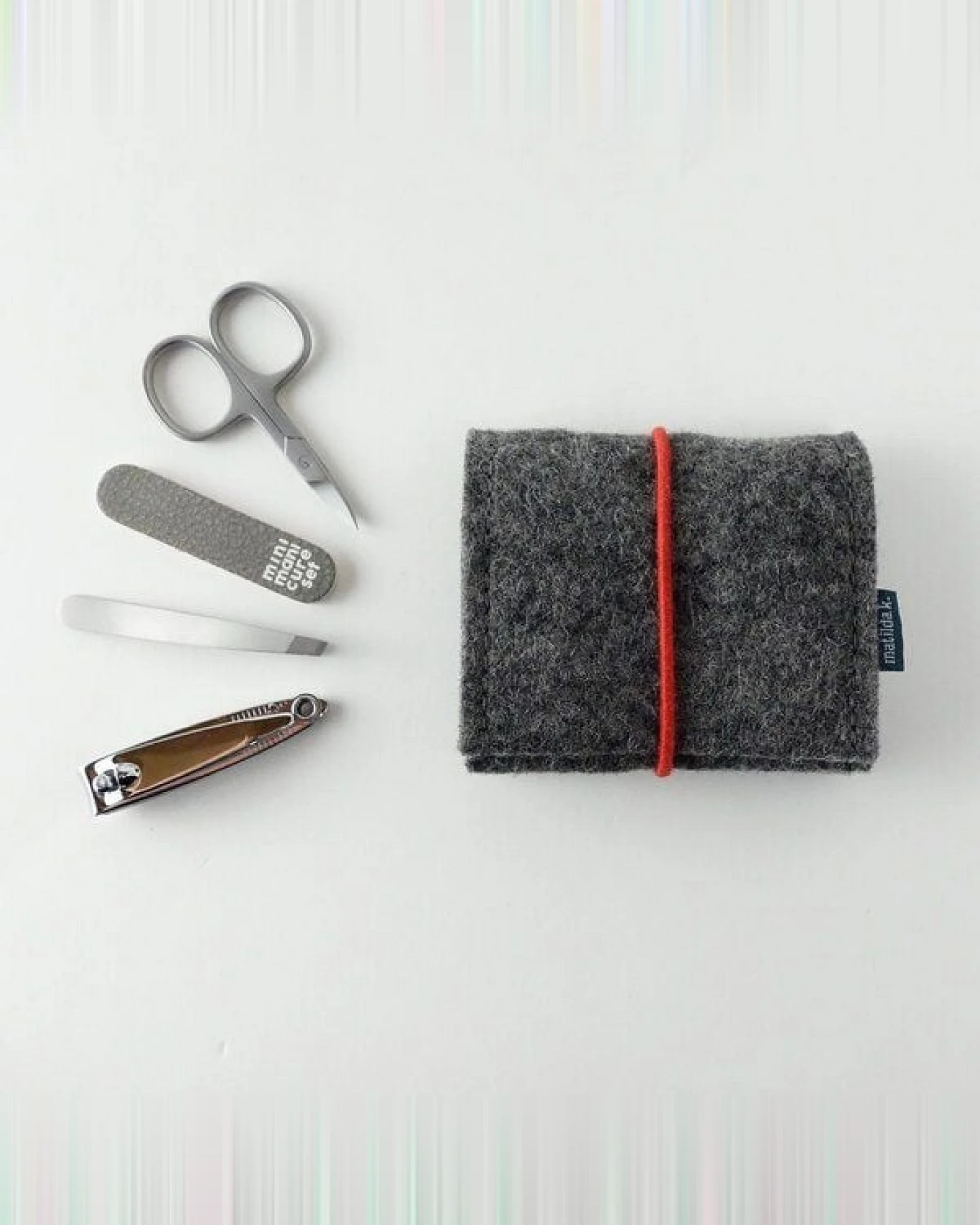 matilda k. manufaktur mini-maniküre-set 'jacob' (mit Nagelknipser) aus Wollfilz mit Rundgummi-Verschluß in vielen Farben – Ansicht 2