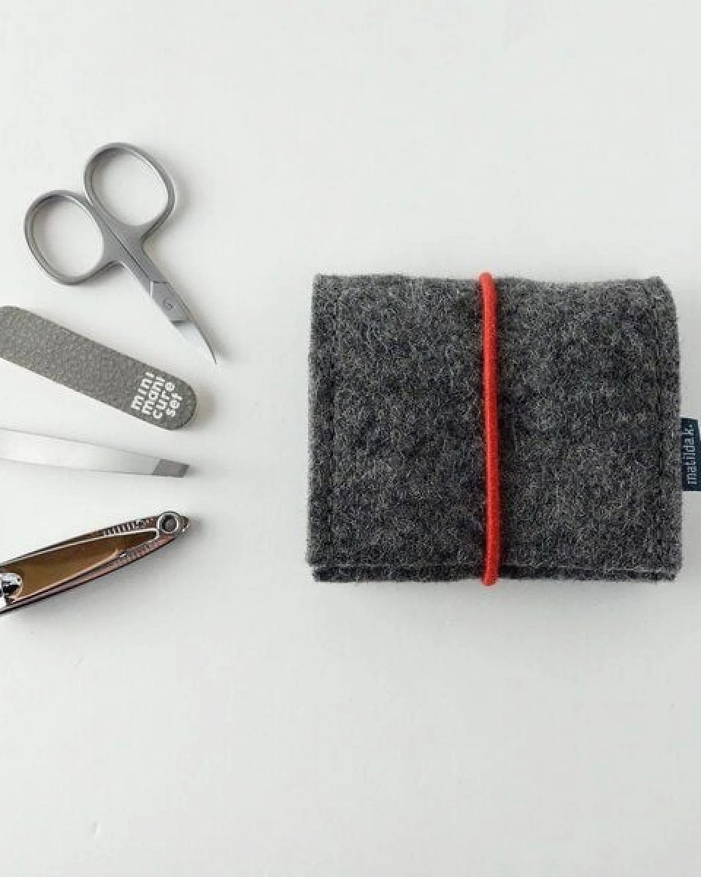 matilda k. manufaktur mini-maniküre-set 'jacob' (mit Nagelknipser) aus Wollfilz mit Rundgummi-Verschluß in vielen Farben – Ansicht 2