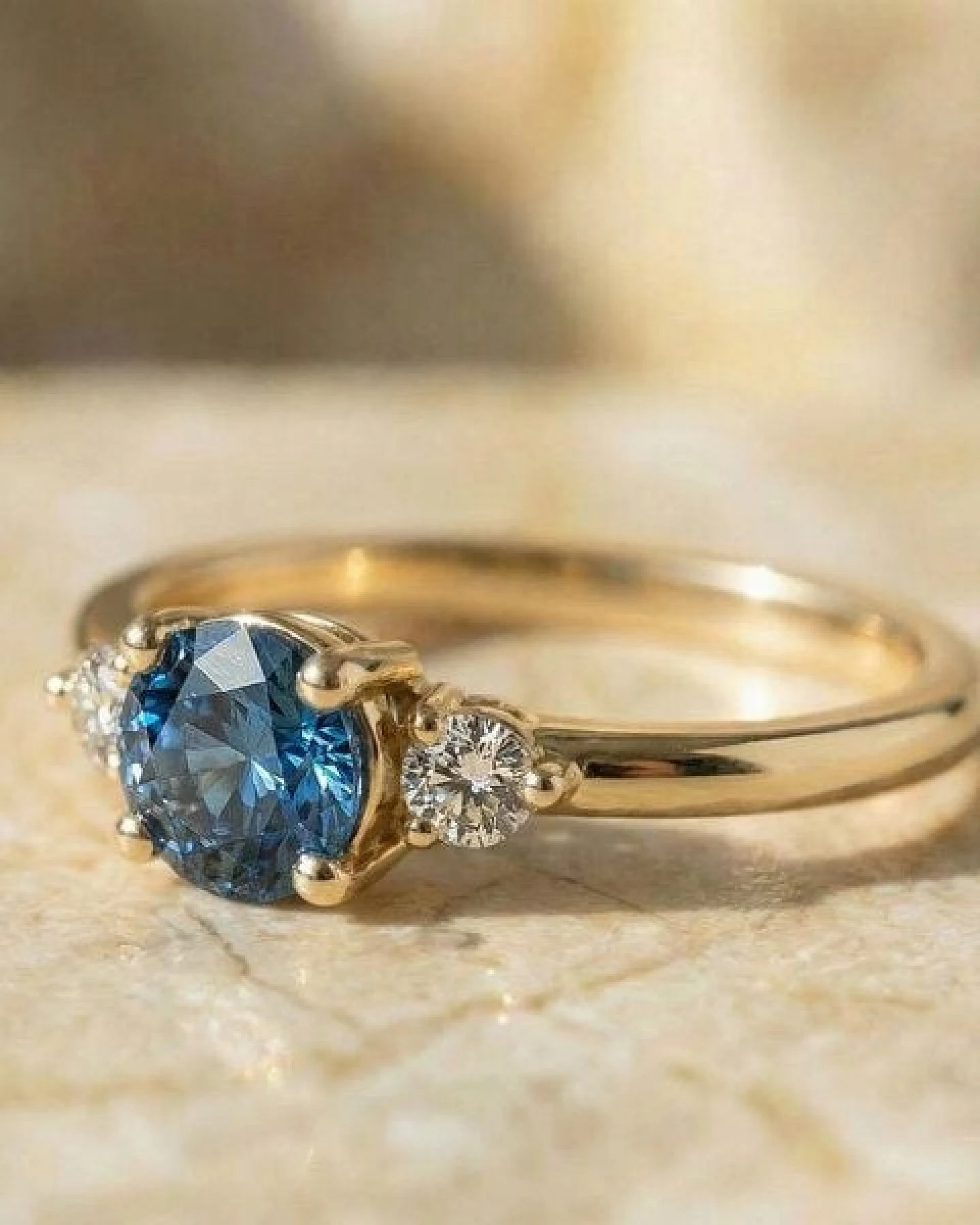 Spirit of Island Blauer Saphir & Diamanten Ring – Ansicht 2