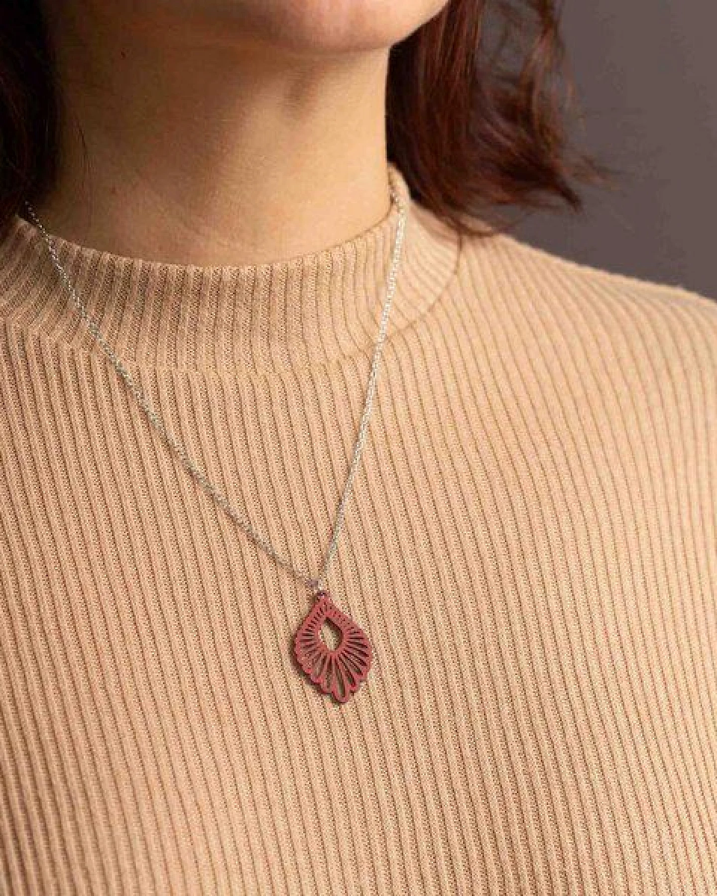 feinformart Kette mit Holzanhänger 'Mindful' – Ansicht 2