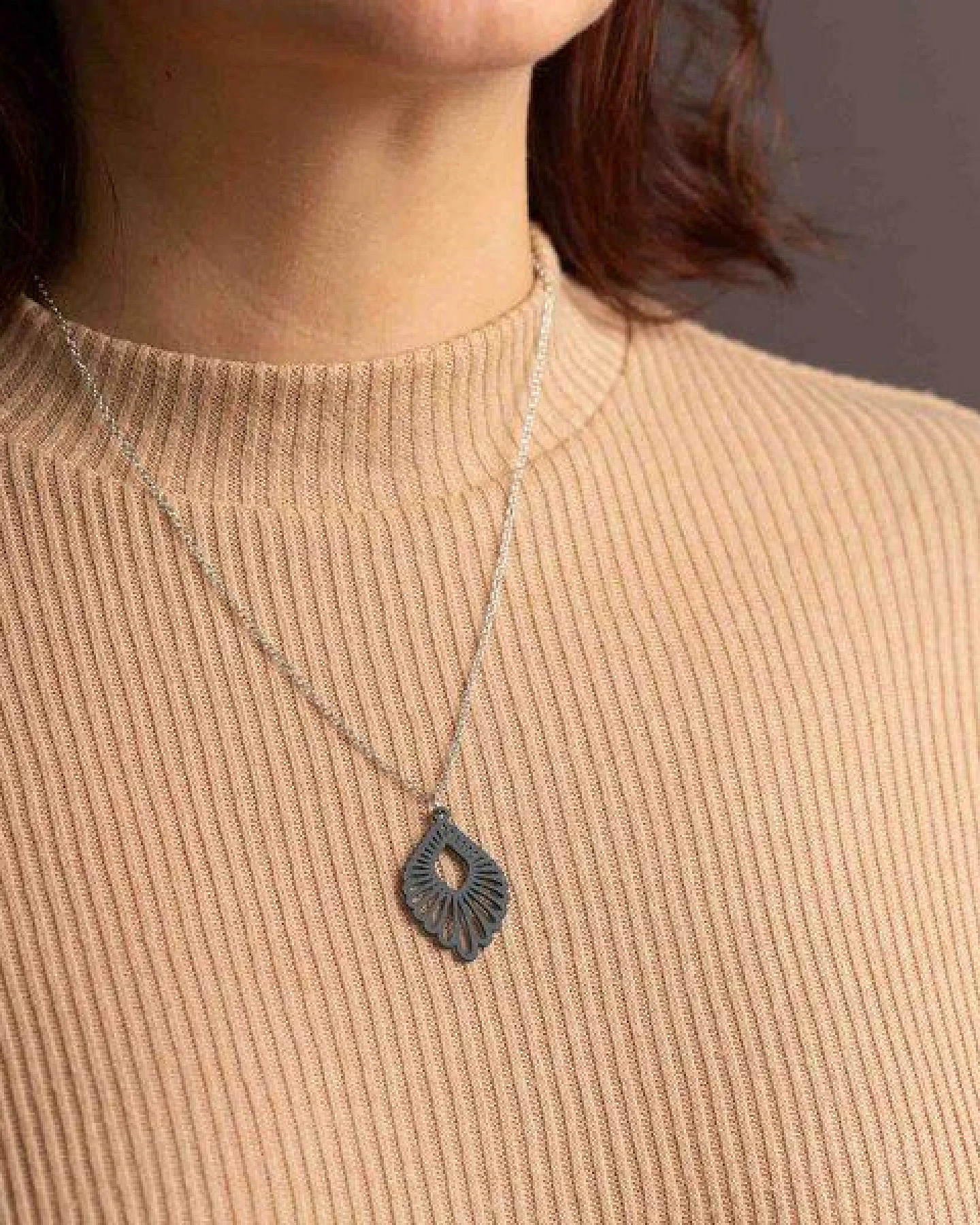 feinformart Kette mit Holzanhänger 'Mindful' – Ansicht 2