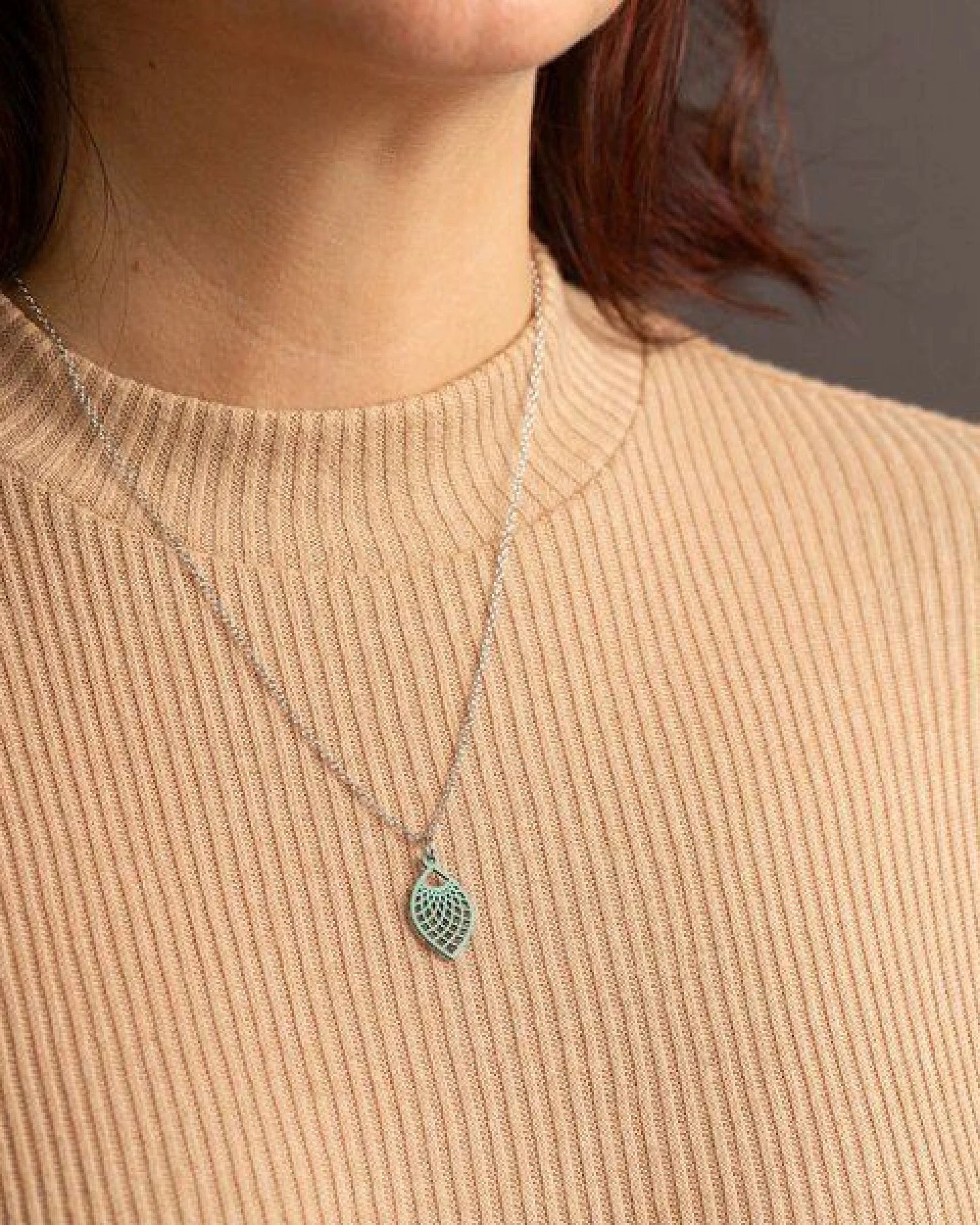 feinformart Kette mit Holzanhänger 'Leaf' – Ansicht 2