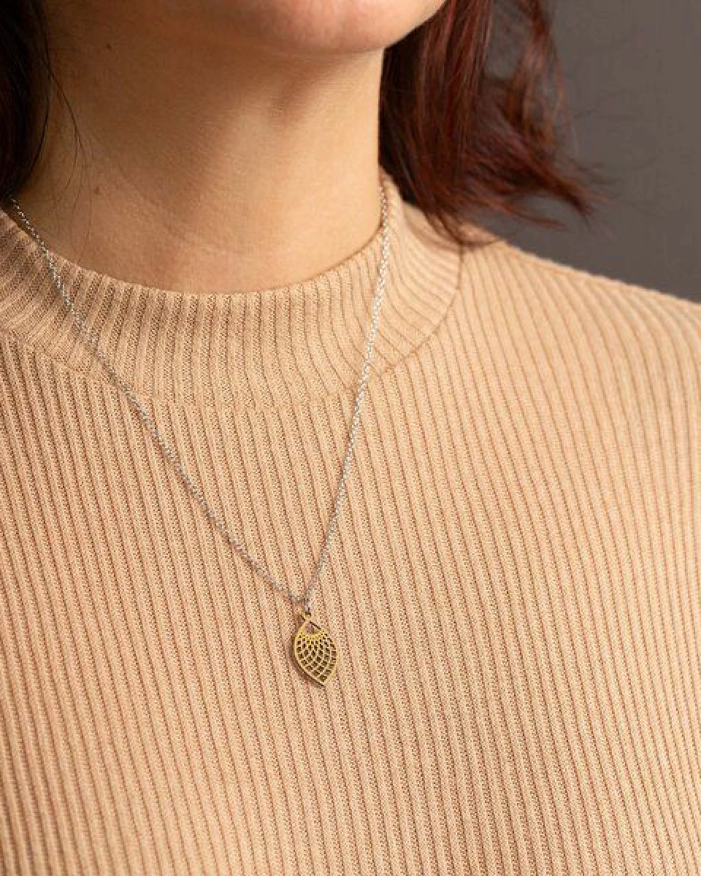 feinformart Kette mit Holzanhänger 'Leaf' – Ansicht 2