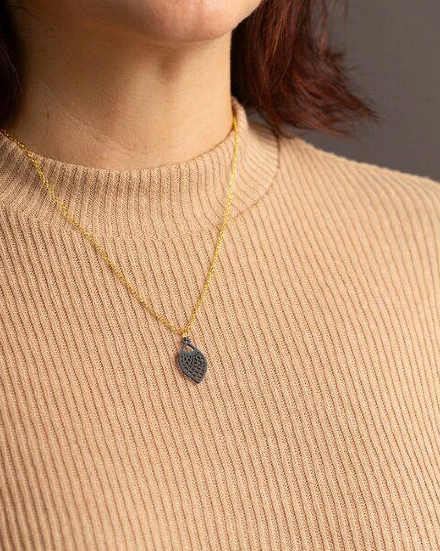 feinformart Kette mit Holzanhänger 'Leaf' – Ansicht 2