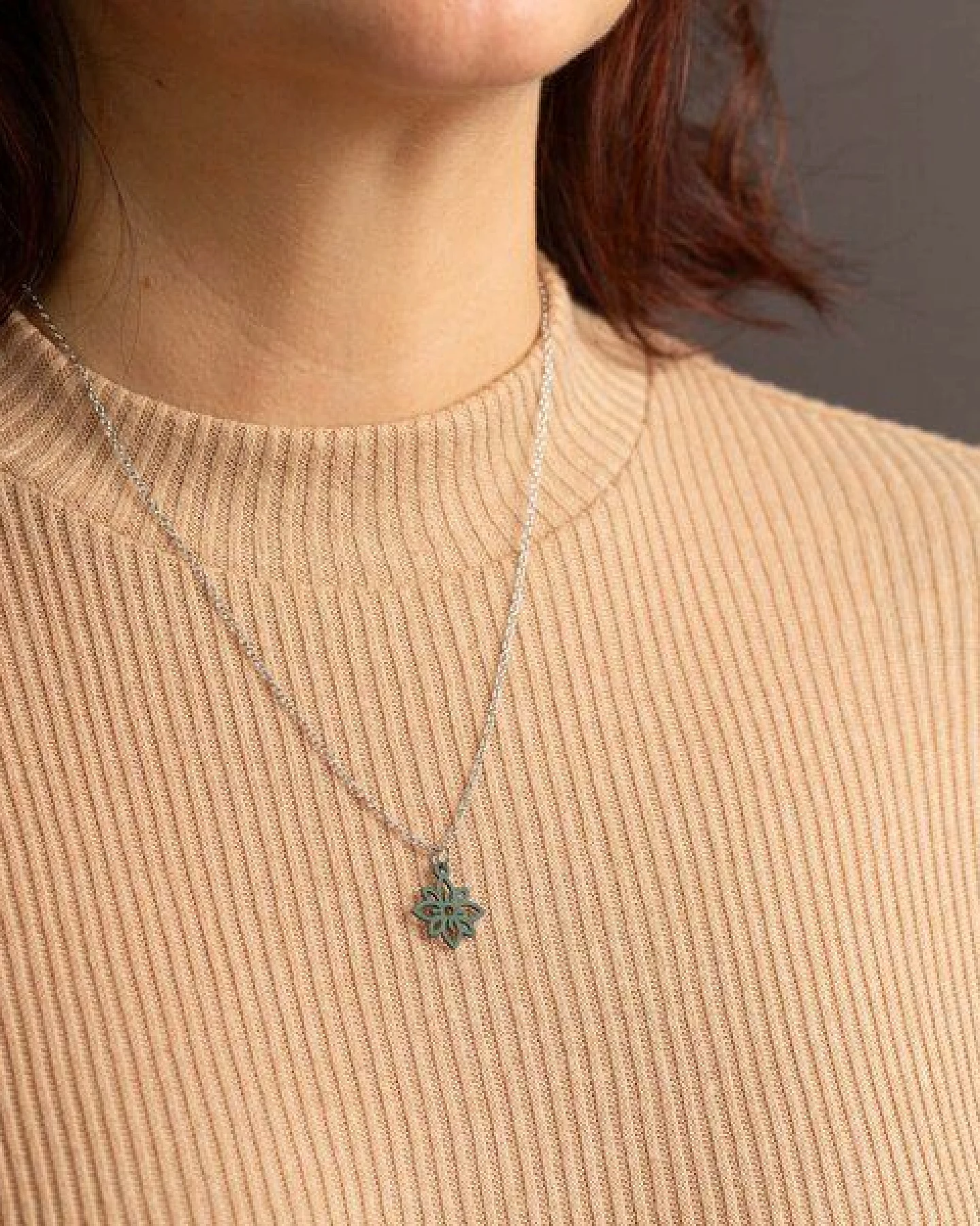 feinformart Kette mit Holzanhänger 'Flower Mini' – Ansicht 2