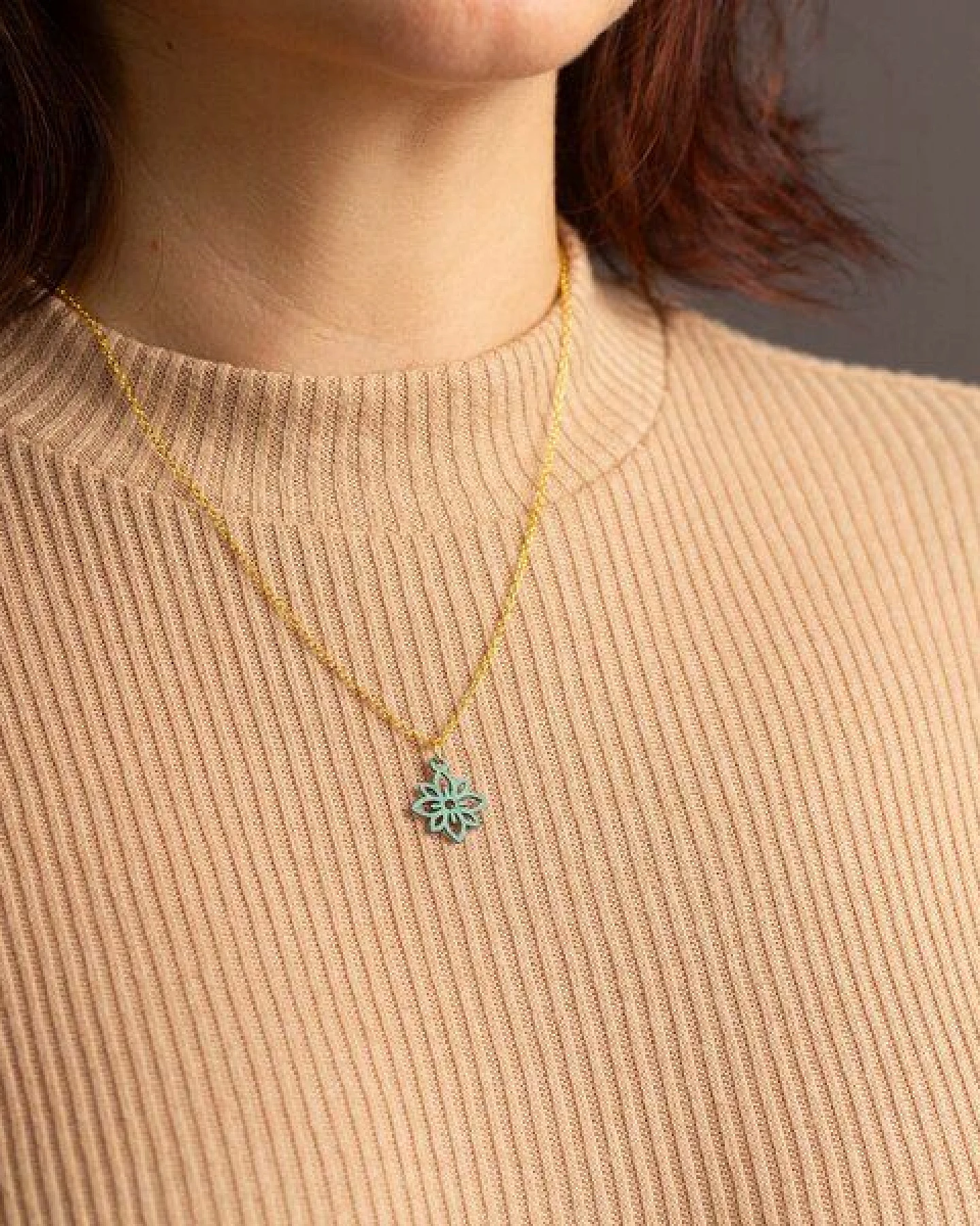 feinformart Kette mit Holzanhänger 'Flower Mini' – Ansicht 2