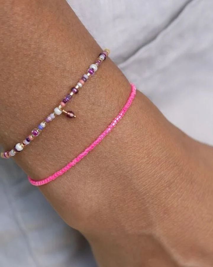 juni Zartes Perlenarmband "Unique Pink" in neon pink