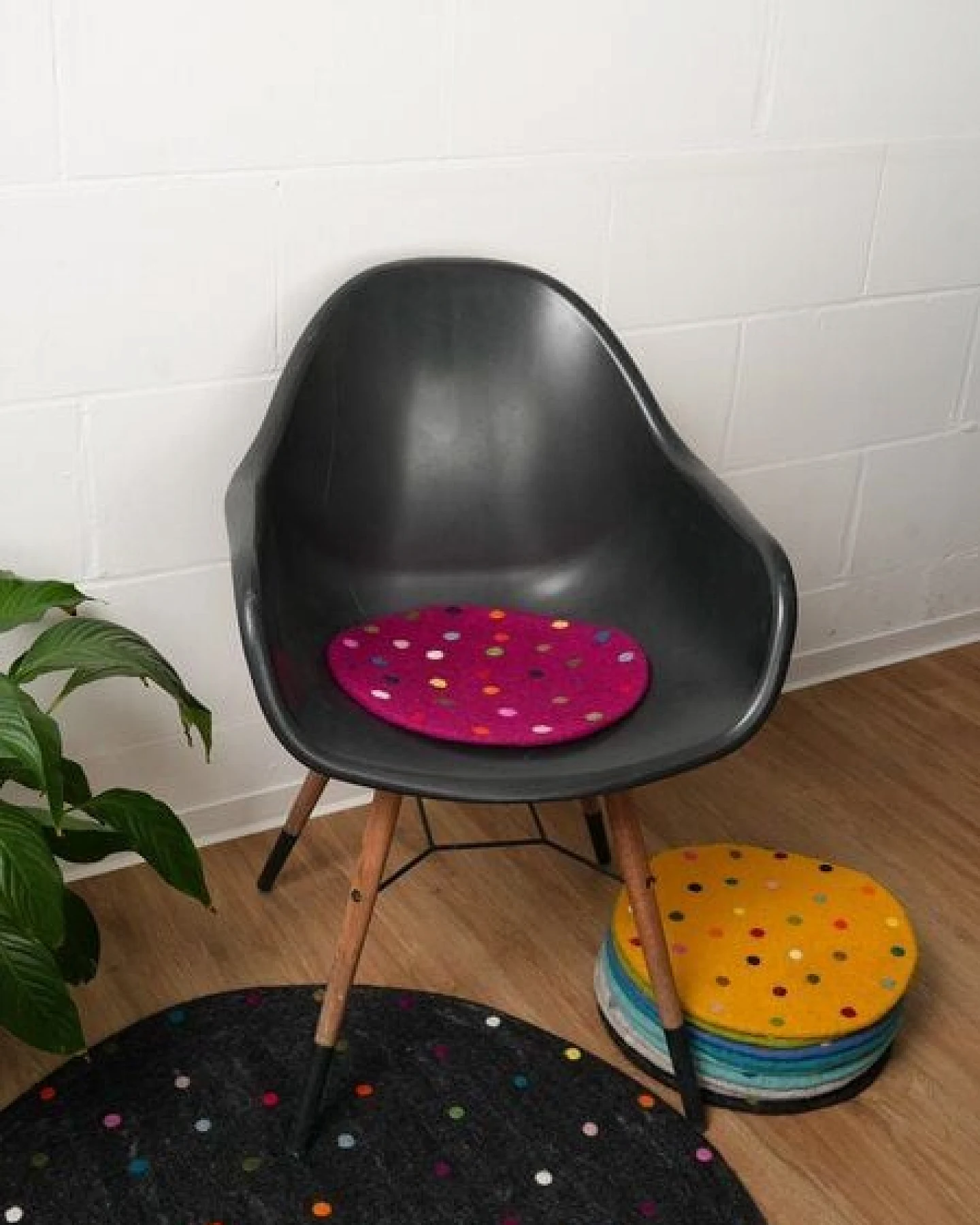 Frida Feeling Sitzkissen 'Spotty' aus Filz mit bunten Tupfen (Durchmesser ca. 35 cm) – Ansicht 2