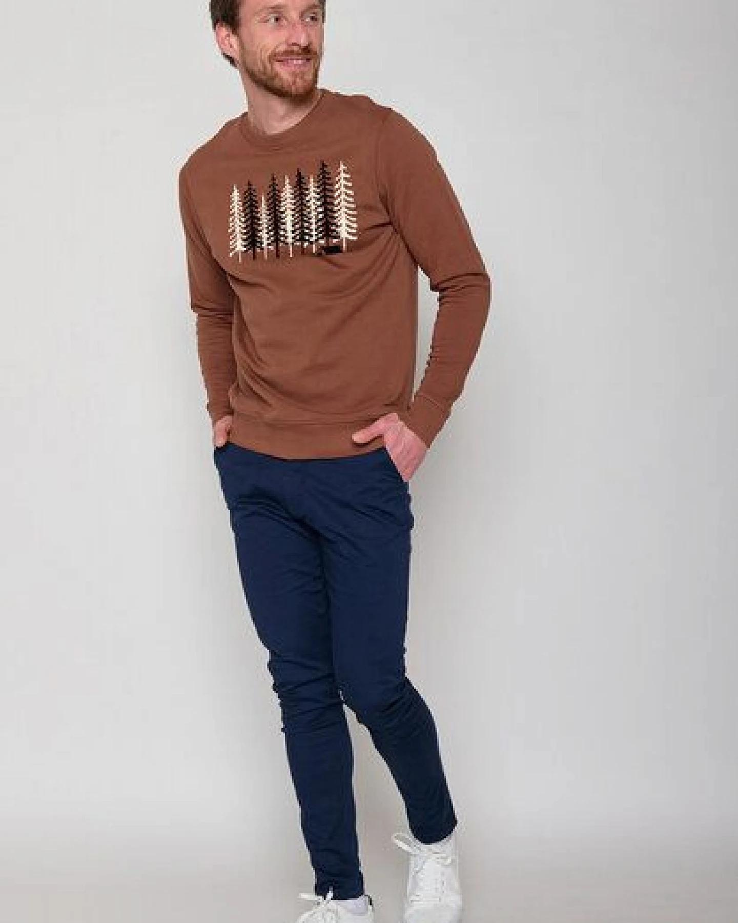 GREENBOMB Nature Wood Camp Wild - Gemütliches Sweatshirt aus Bio-Baumwolle / hochwertiger Print / GOTS / Fair & Vegan – Ansicht 3