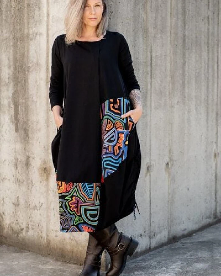 Kleid Tara – Maxikleid im „Ballon“-Stil – Langen Ärmeln – Seitliche Bänder zur Längenregulierung – Asymmetrische Nähte – Farbenfroher einzigartiger Print von KOKOworld – Fair produziert in Polen