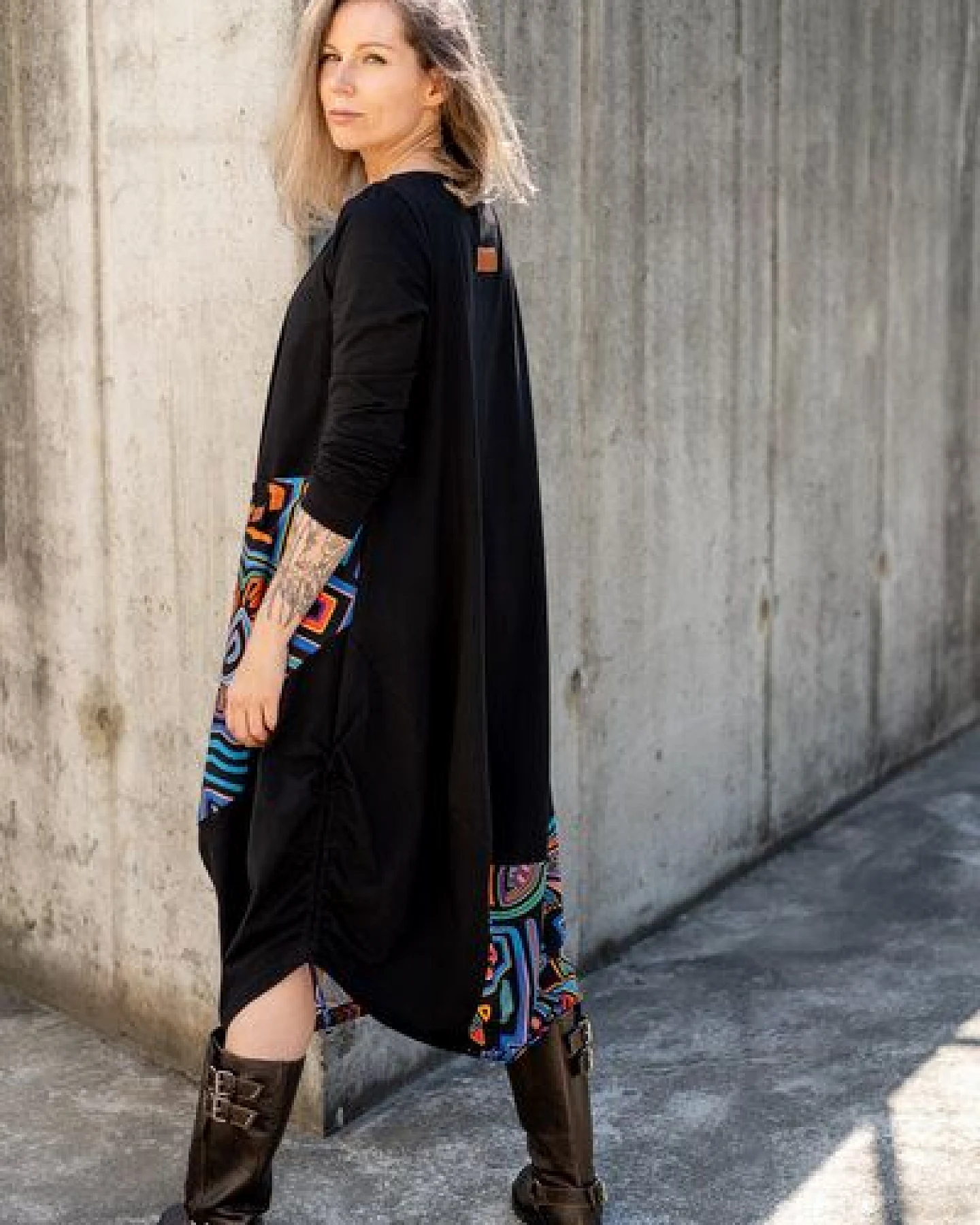 Kleid Tara – Maxikleid im „Ballon“-Stil – Langen Ärmeln – Seitliche Bänder zur Längenregulierung – Asymmetrische Nähte – Farbenfroher einzigartiger Print von KOKOworld – Fair produziert in Polen – Ansicht 2