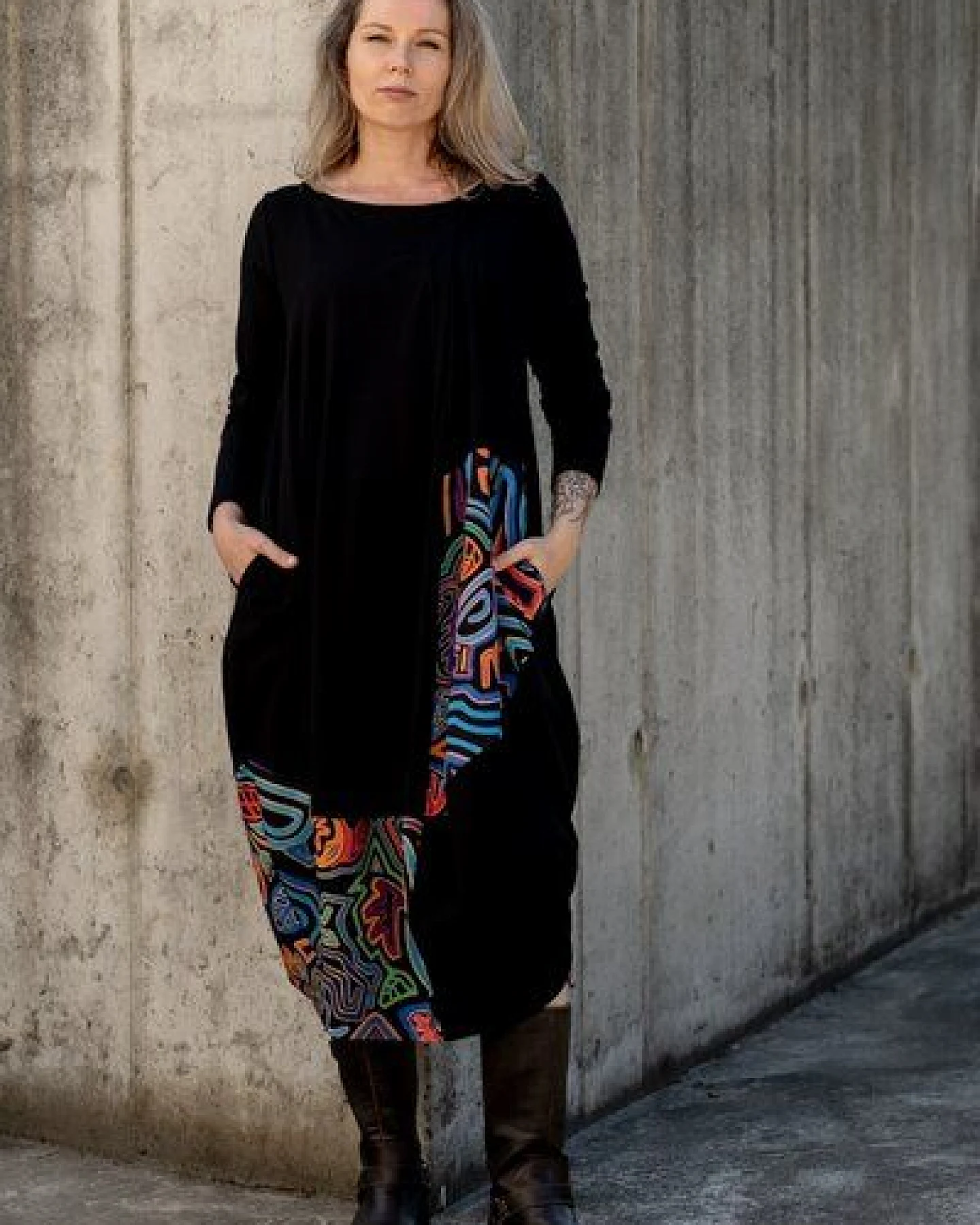 Kleid Tara – Maxikleid im „Ballon“-Stil – Langen Ärmeln – Seitliche Bänder zur Längenregulierung – Asymmetrische Nähte – Farbenfroher einzigartiger Print von KOKOworld – Fair produziert in Polen – Ansicht 3